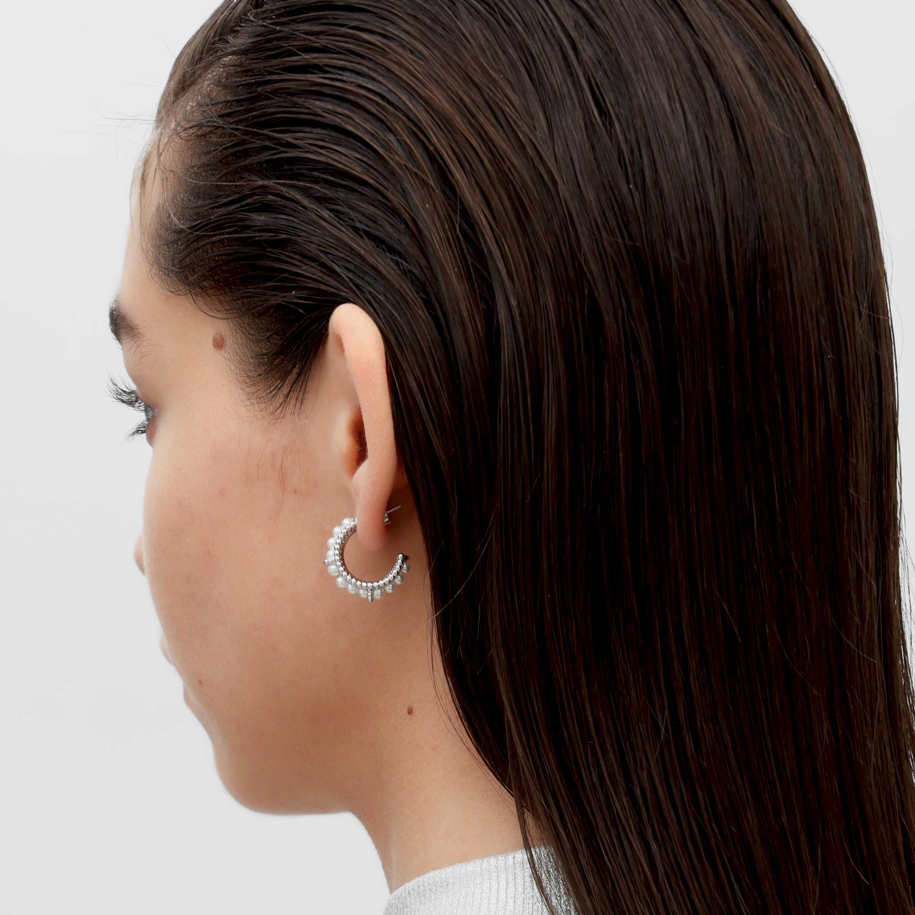 RSNY pearl earrings - RSNY R2153A 铜镀铑/银耳针 约21*9*21mm 波点型设计元素/时尚感几何造型/优选精品级贝珠/精致感细节处理