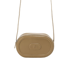 RSNY Oval Loop Pig Nose Shoulder Bag - Milk Tea Color - RSNY Length 20.5 * Width 6 * Height 12cm Shoulder strap 110cm net size Round, cow leather, quilted, front concave embossed logo, top zipper, main interlayer, shoulder.