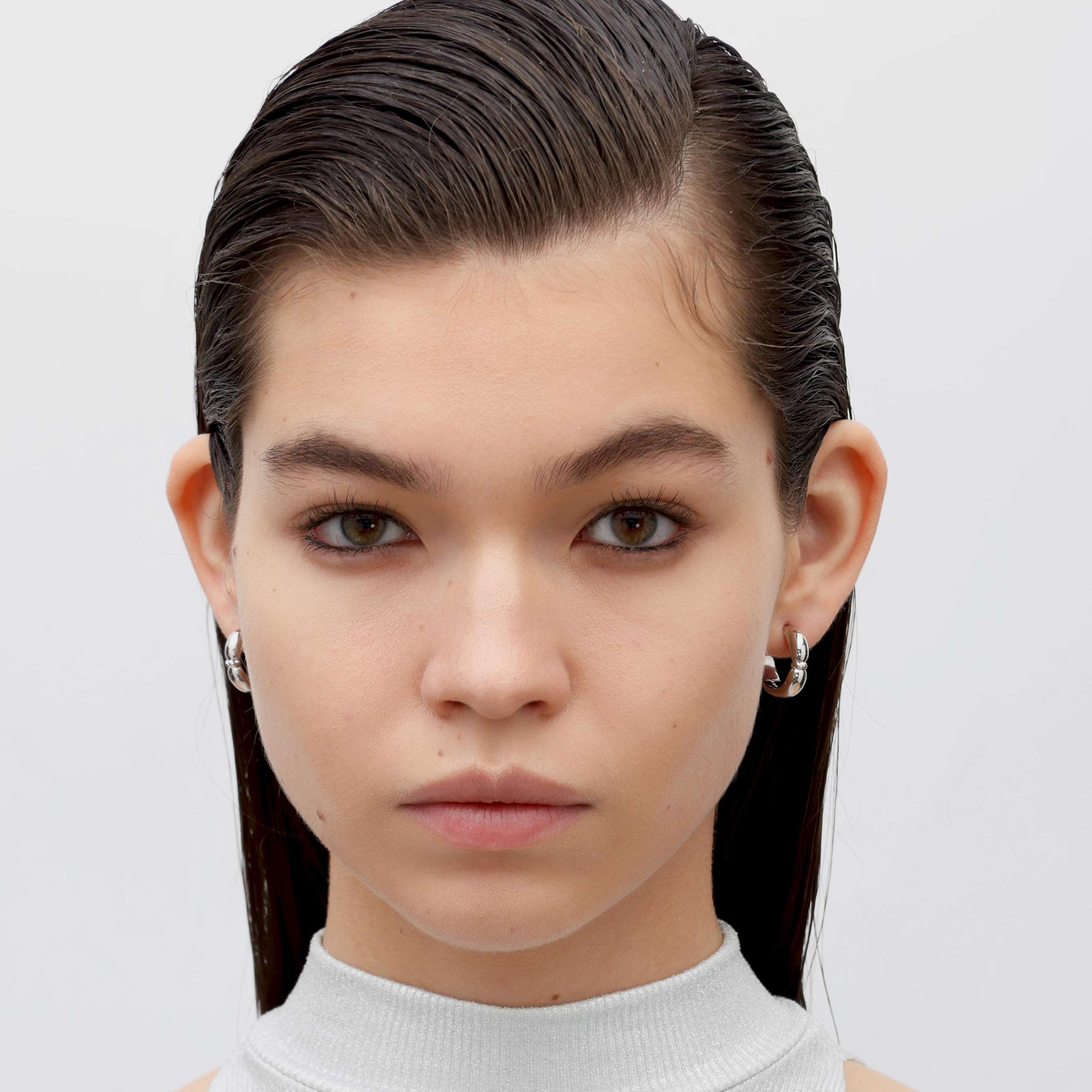 RSNY geometric earrings - RSNY R2091A 铜镀铑/S925银耳针/品牌耳堵 重量:8.4g 尺寸:20*6*20mm 几何缠绕感元素/通勤款简尺寸:造型/纯银高品质耳针/镜面级精工抛光/轻量化品牌工艺
