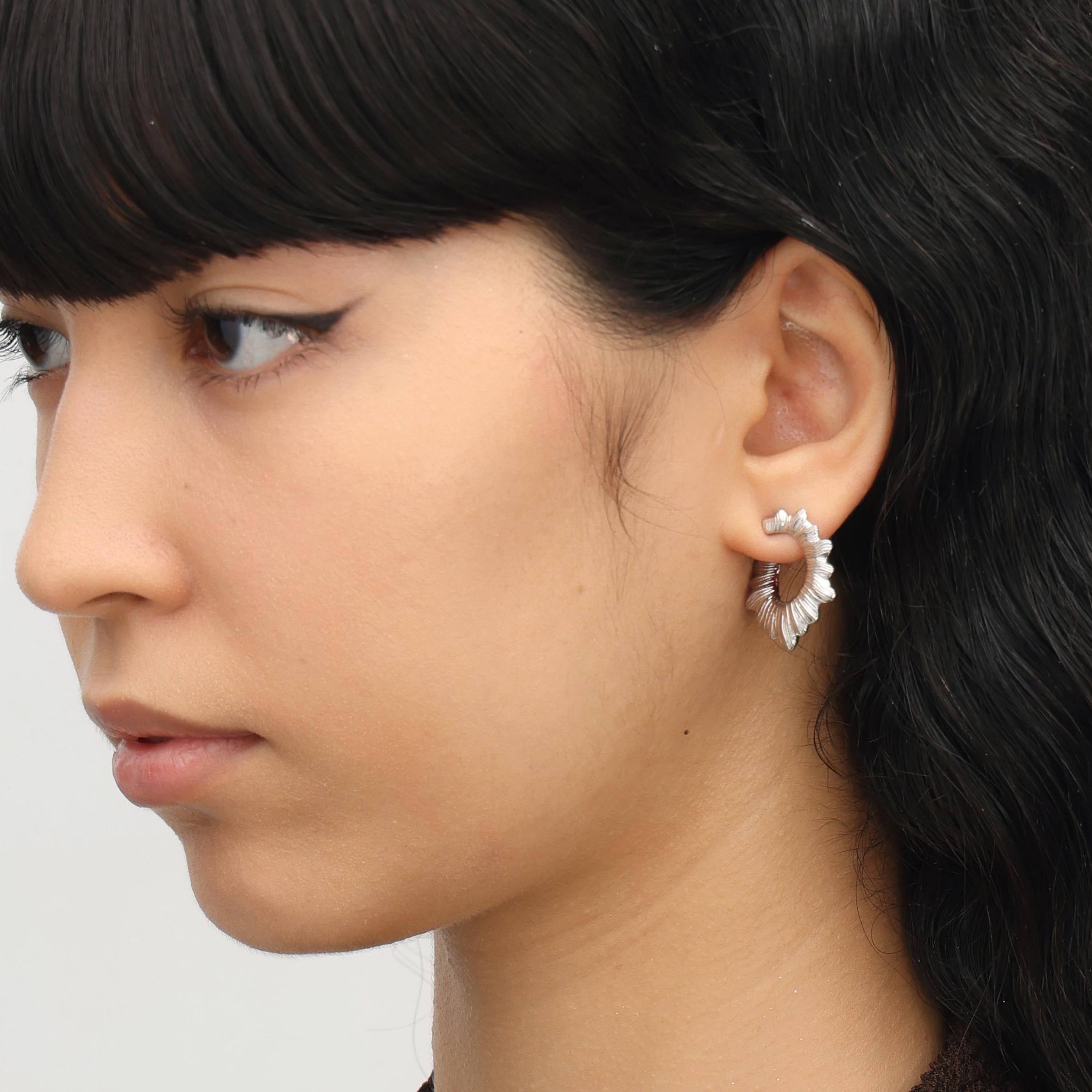 RSNY pleated earrings - RSNY R2089B 铜镀金/S925银耳针/品牌耳堵 重量:9.5g 尺寸:24*17*14mm 时尚绕圈纹设计/精致感细节处理/纯银高品质耳针/镜面级精工抛光/轻量化品牌工艺
