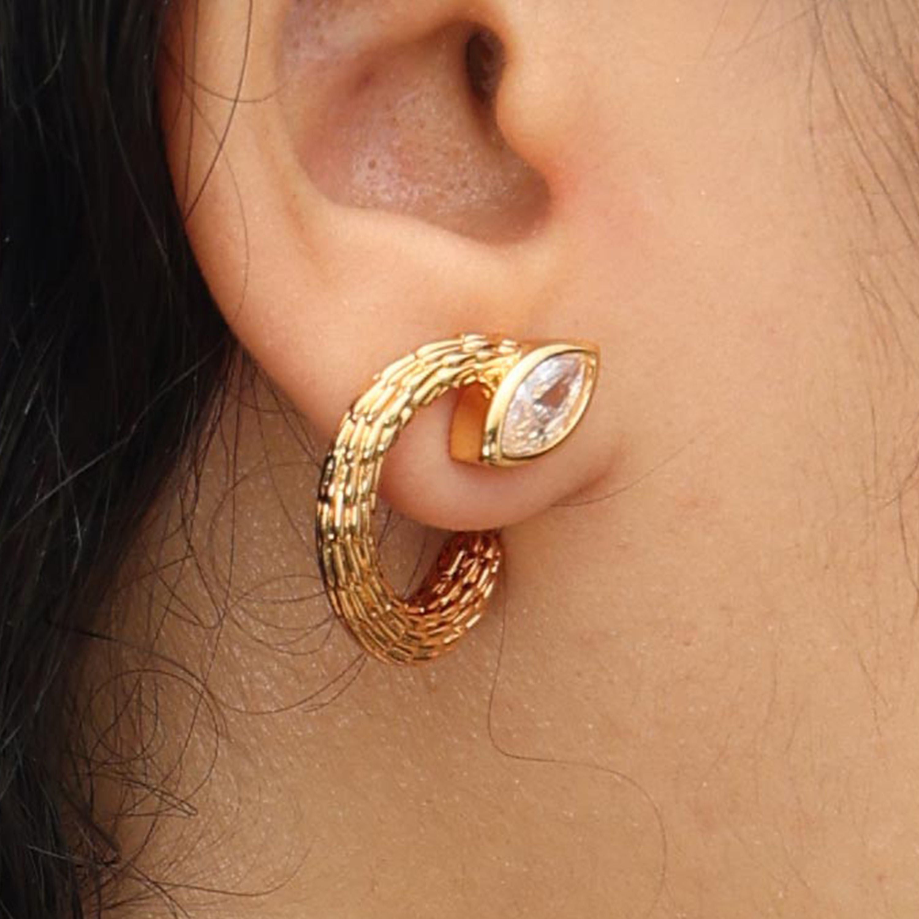 RSNY Vintage Textured Earrings - RSNY R2134B 铜镀金/银耳针 约24*23*18mm 钻石纹设计元素/交错环几何造型/轻量化镂空工艺/精选优质仿钻石