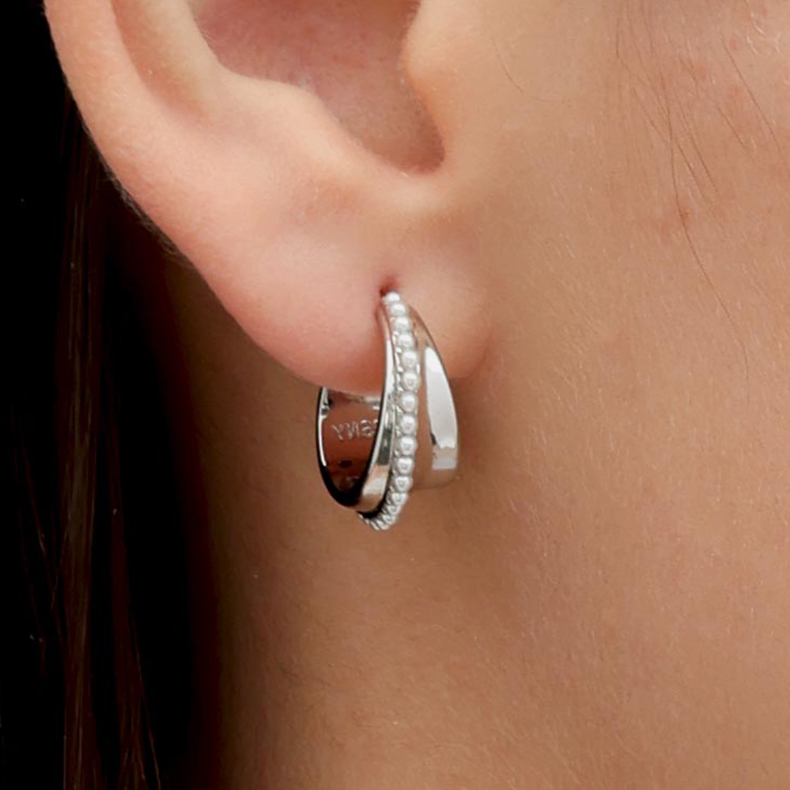RSNY irregular shape earrings - RSNY R2172A 铜镀铑/银耳针 约18*18*8mm 圆环型设计元素/时尚感几何造型/优选精品级贝珠/精致感细节处理