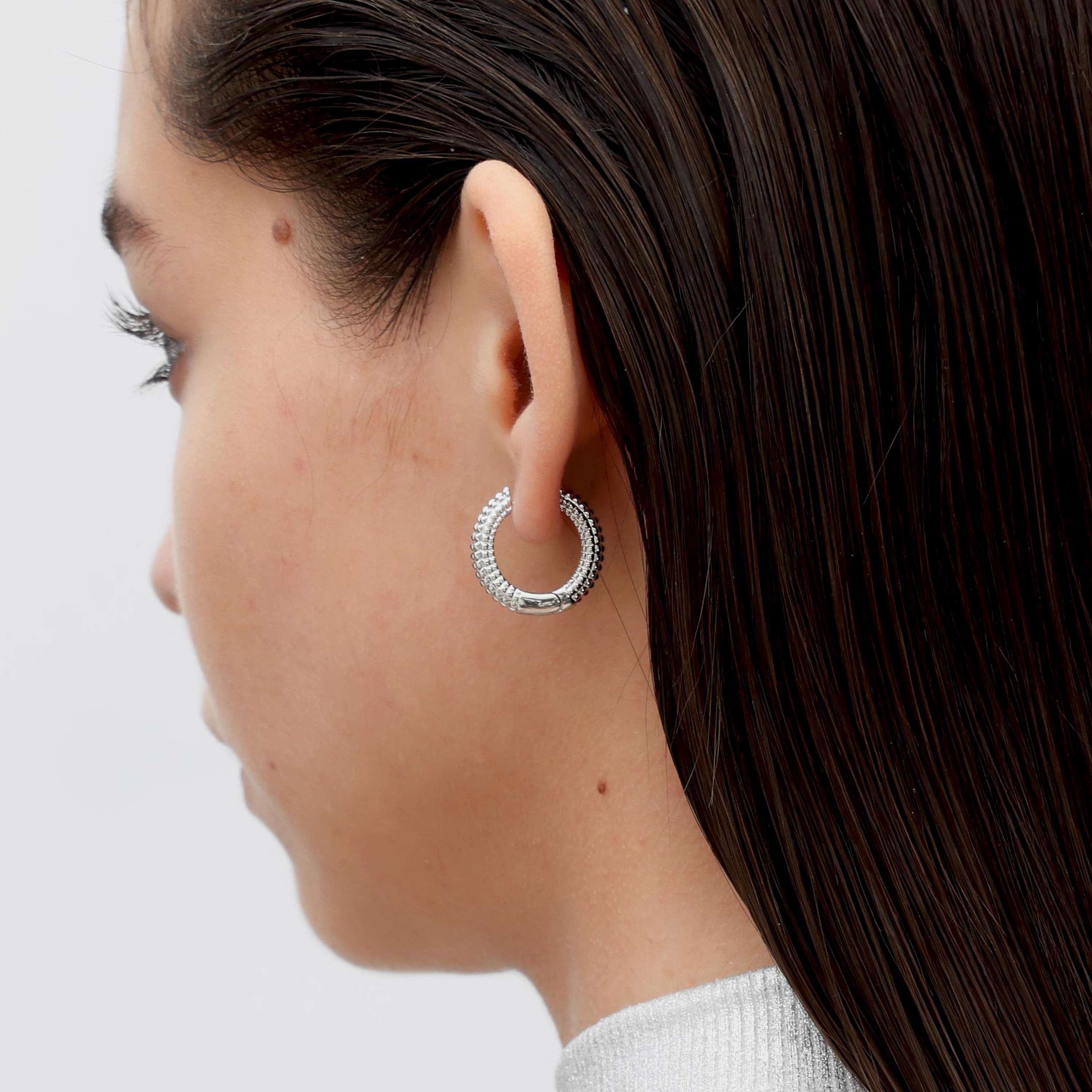 RSNY Diamond Textured Earrings - RSNY R2020A 铜镀铑/S925银耳针(限纯银款） 重量:11.8g 约21*5*23mm 钻石纹设计元素/精致感细节处理/镜面级精工抛光/纯银高品质耳针/轻量化品牌工艺