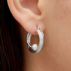 RSNY double pearl earrings - RSNY R2139A 铜镀铑/银耳针 约6*22*23mm 钻石纹设计元素/时尚感几何造型/优选精品级贝珠/精致感细节处理