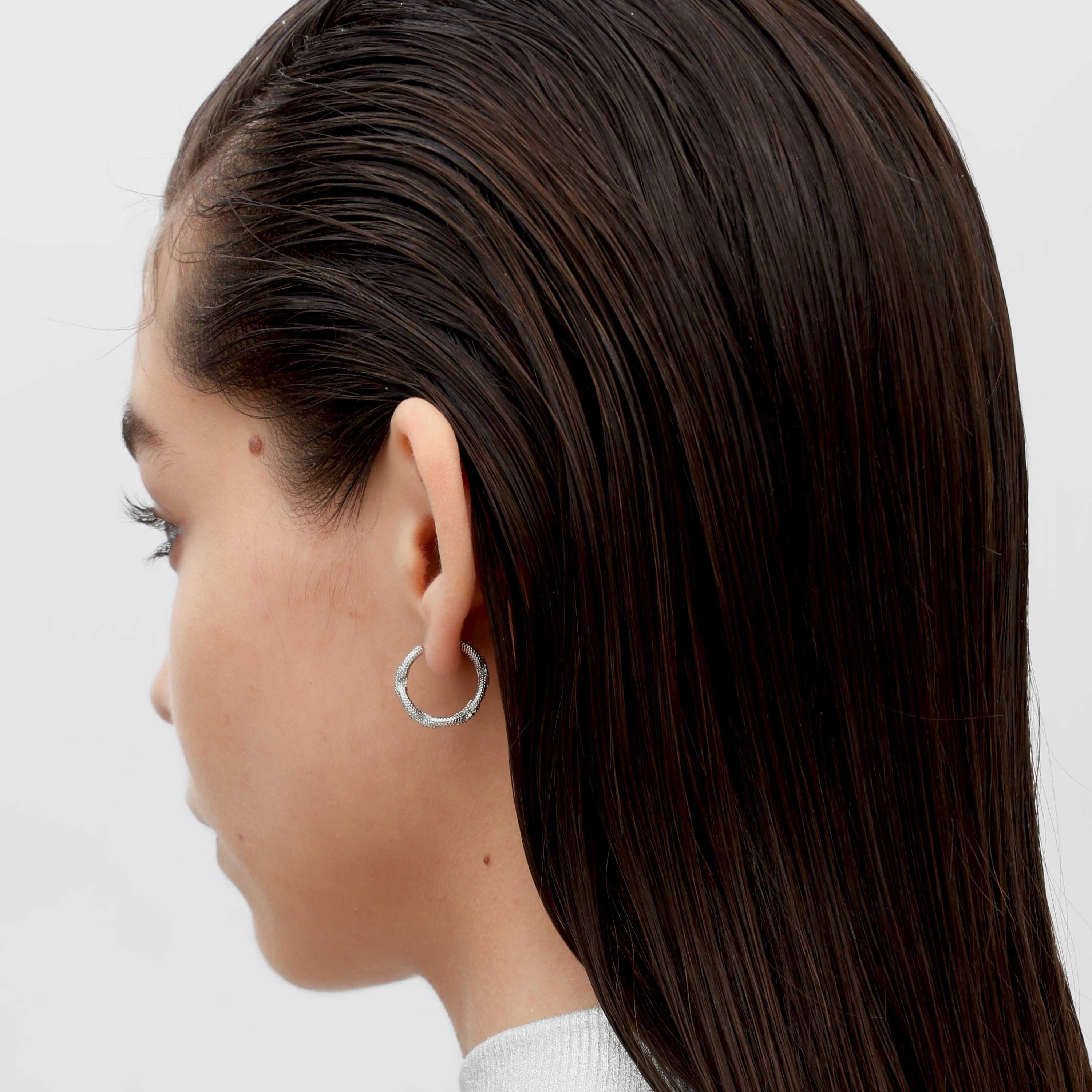RSNY Geometric Textured Earrings - RSNY R2177A 铜镀铑/银耳针 约7*20*20mm 钻石纹设计元素/几何感切面造型/纯银高品质耳针/精巧感开合设计