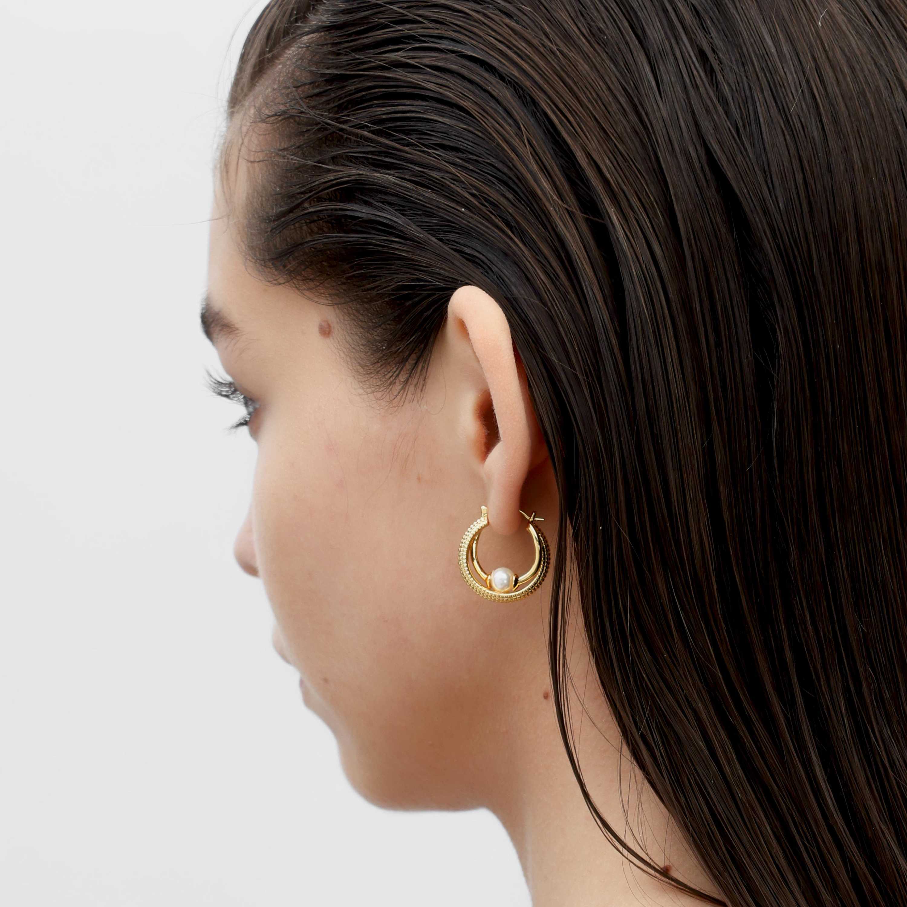 RSNY double pearl earrings - RSNY R2139B 铜镀金/银耳针 约6*22*23mm 钻石纹设计元素/时尚感几何造型/优选精品级贝珠/精致感细节处理