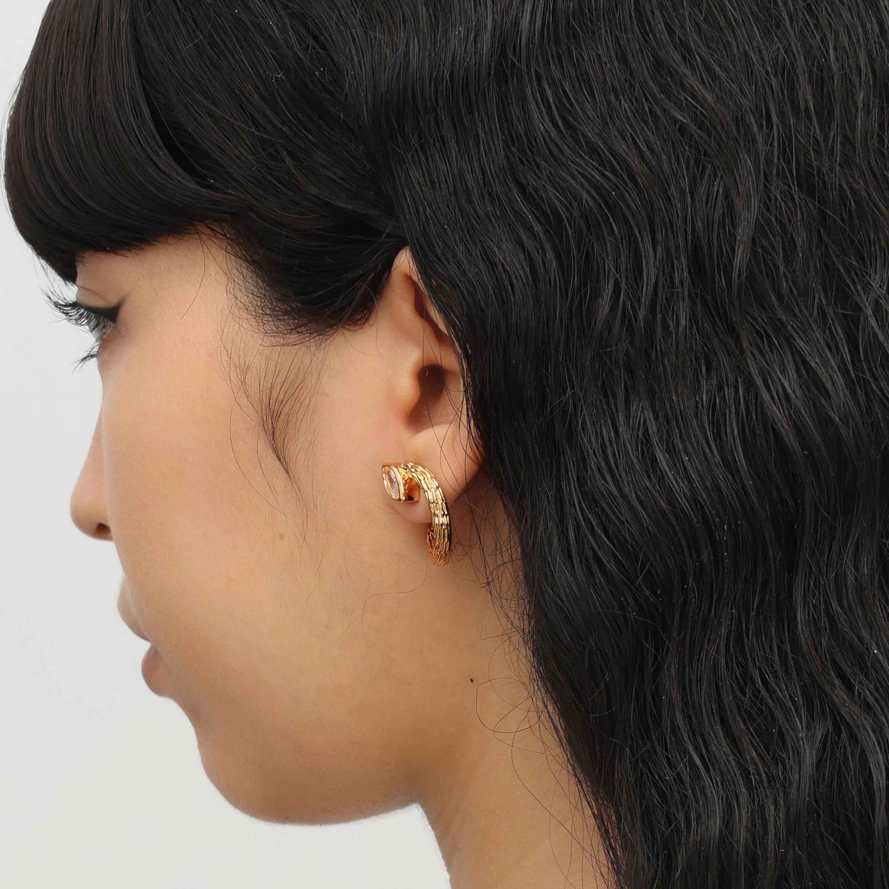 RSNY Vintage Textured Earrings - RSNY R2134B 铜镀金/银耳针 约24*23*18mm 钻石纹设计元素/交错环几何造型/轻量化镂空工艺/精选优质仿钻石