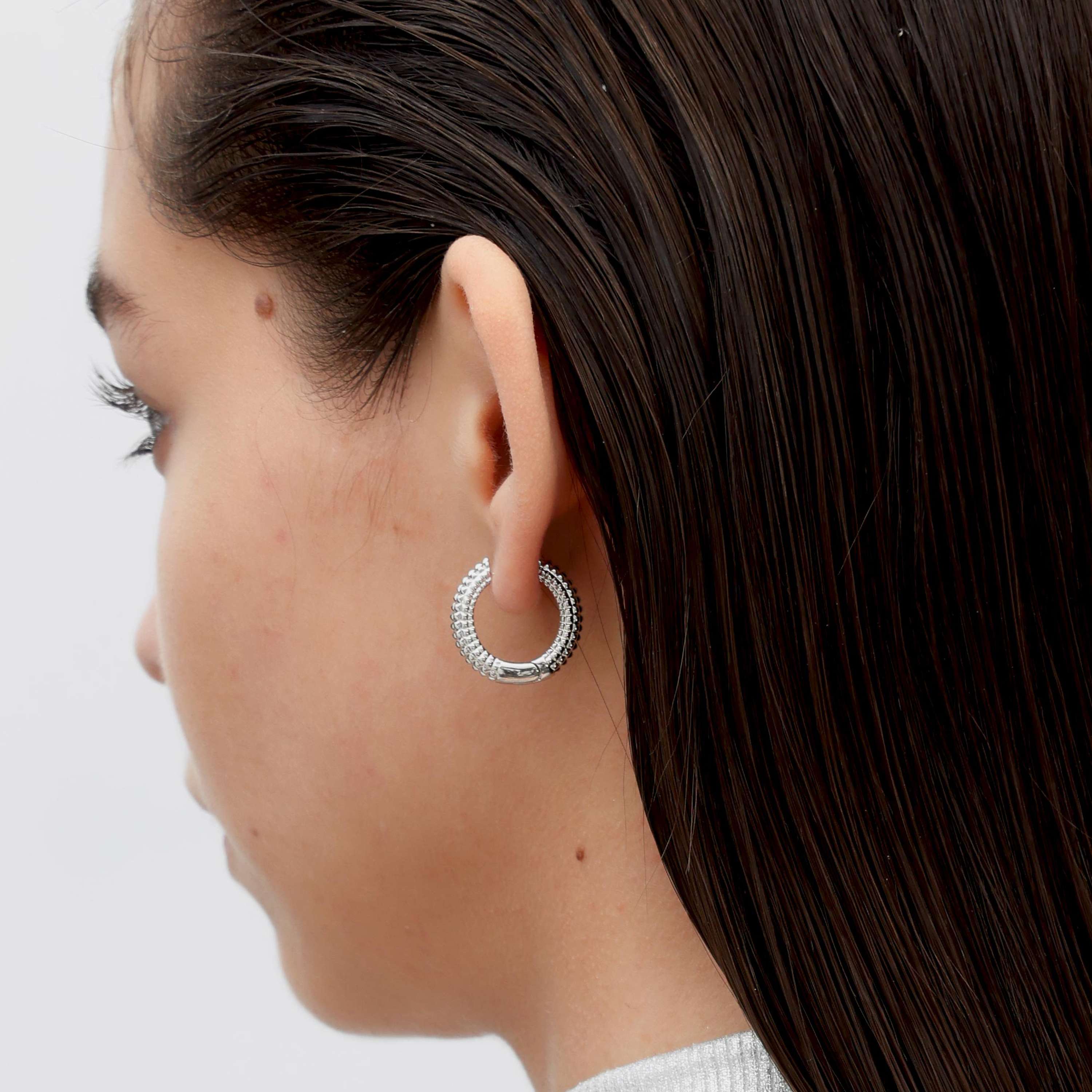 RSNY Diamond Textured Earrings - RSNY R2020A 铜镀铑/S925银耳针(限纯银款） 重量:11.8g 约21*5*23mm 钻石纹设计元素/精致感细节处理/镜面级精工抛光/纯银高品质耳针/轻量化品牌工艺