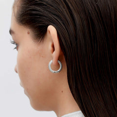RSNY Diamond Textured Earrings - RSNY R2020A 铜镀铑/S925银耳针(限纯银款） 重量:11.8g 约21*5*23mm 钻石纹设计元素/精致感细节处理/镜面级精工抛光/纯银高品质耳针/轻量化品牌工艺