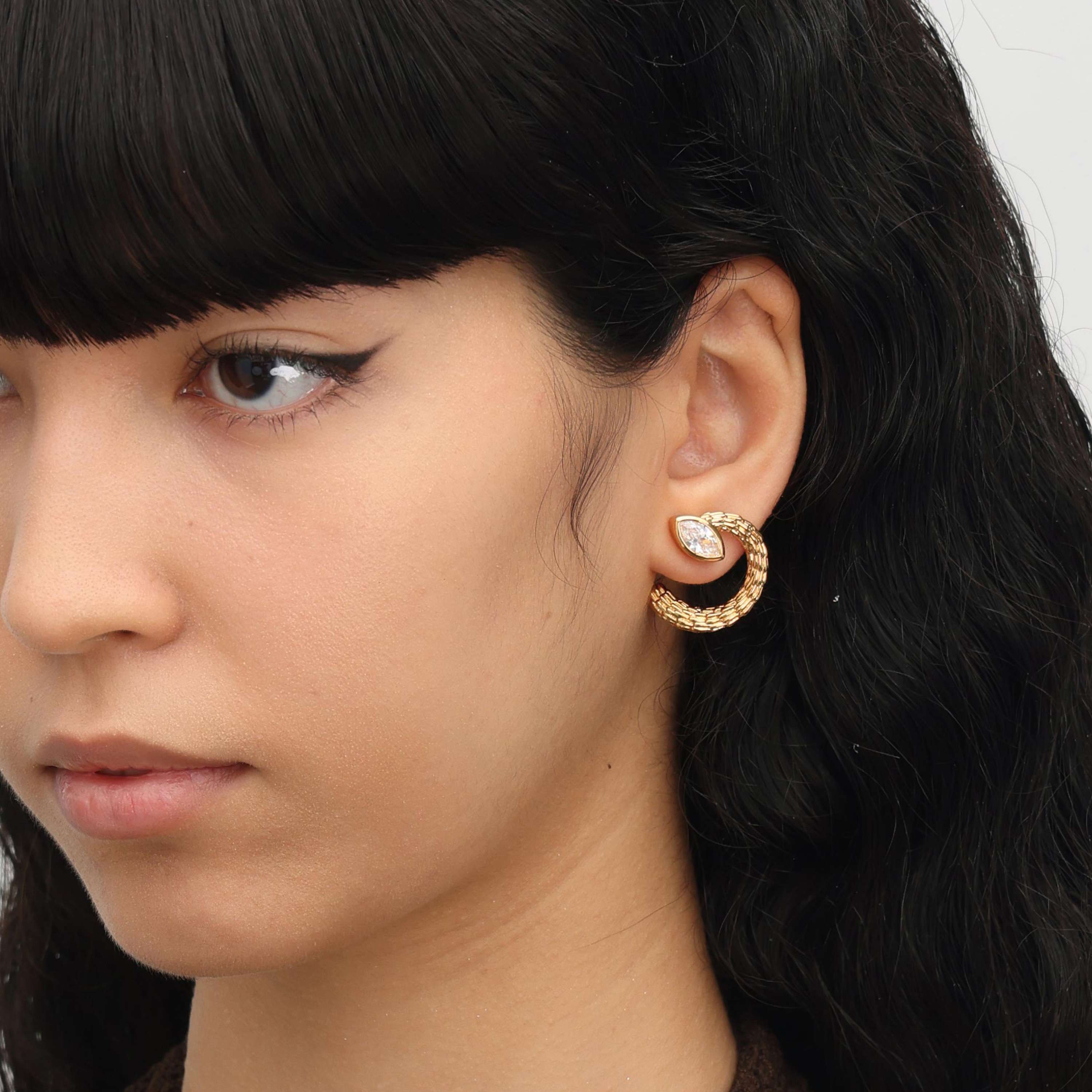 RSNY Vintage Textured Earrings - RSNY R2134B 铜镀金/银耳针 约24*23*18mm 钻石纹设计元素/交错环几何造型/轻量化镂空工艺/精选优质仿钻石