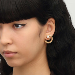 RSNY Vintage Textured Earrings - RSNY R2134B 铜镀金/银耳针 约24*23*18mm 钻石纹设计元素/交错环几何造型/轻量化镂空工艺/精选优质仿钻石