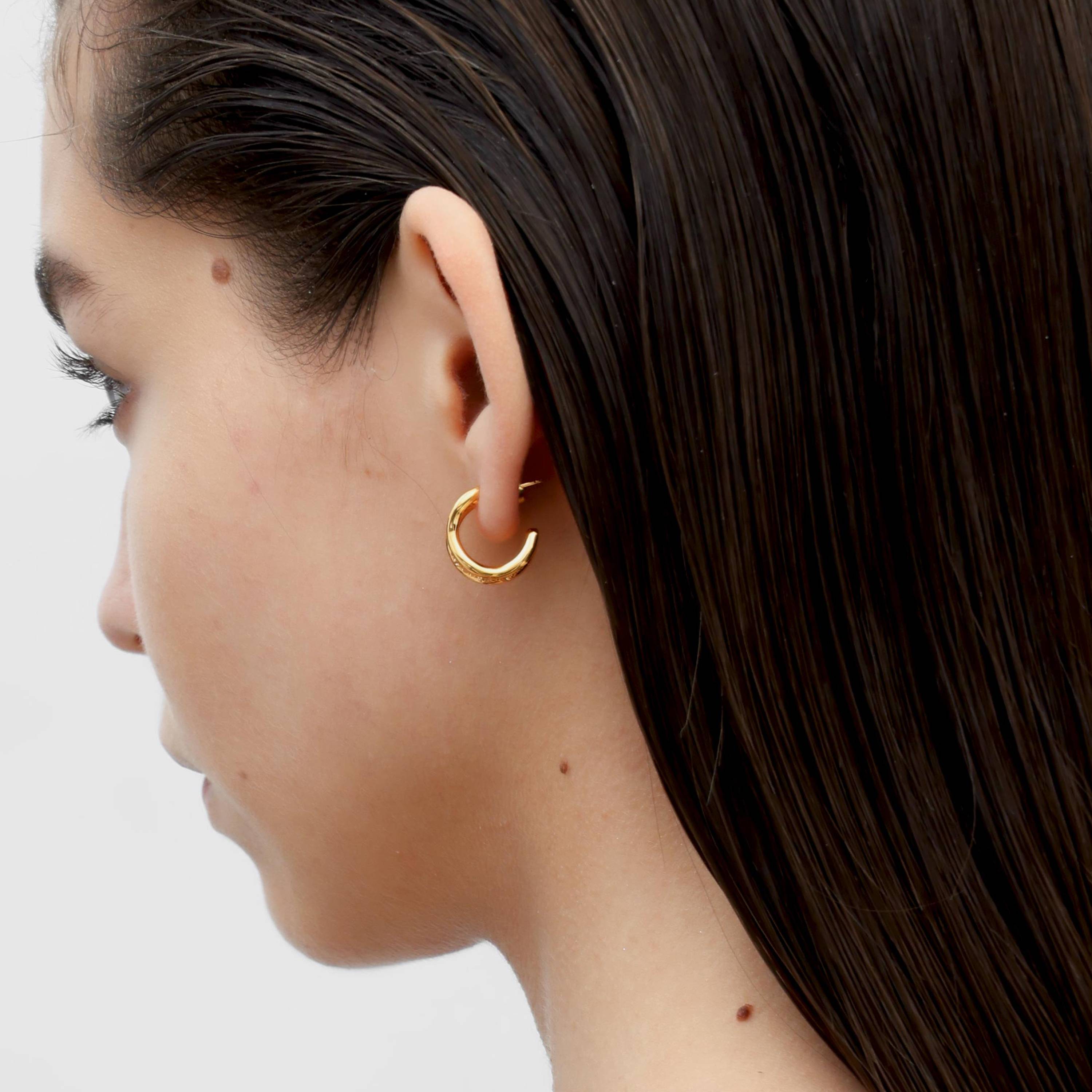 RSNY simple line earrings - RSNY R2124B 铜镀金/银耳针 约12*16*16mm 几何缠绕感元素/通勤款几何造型/镜面级精工抛光/轻量化品牌工艺