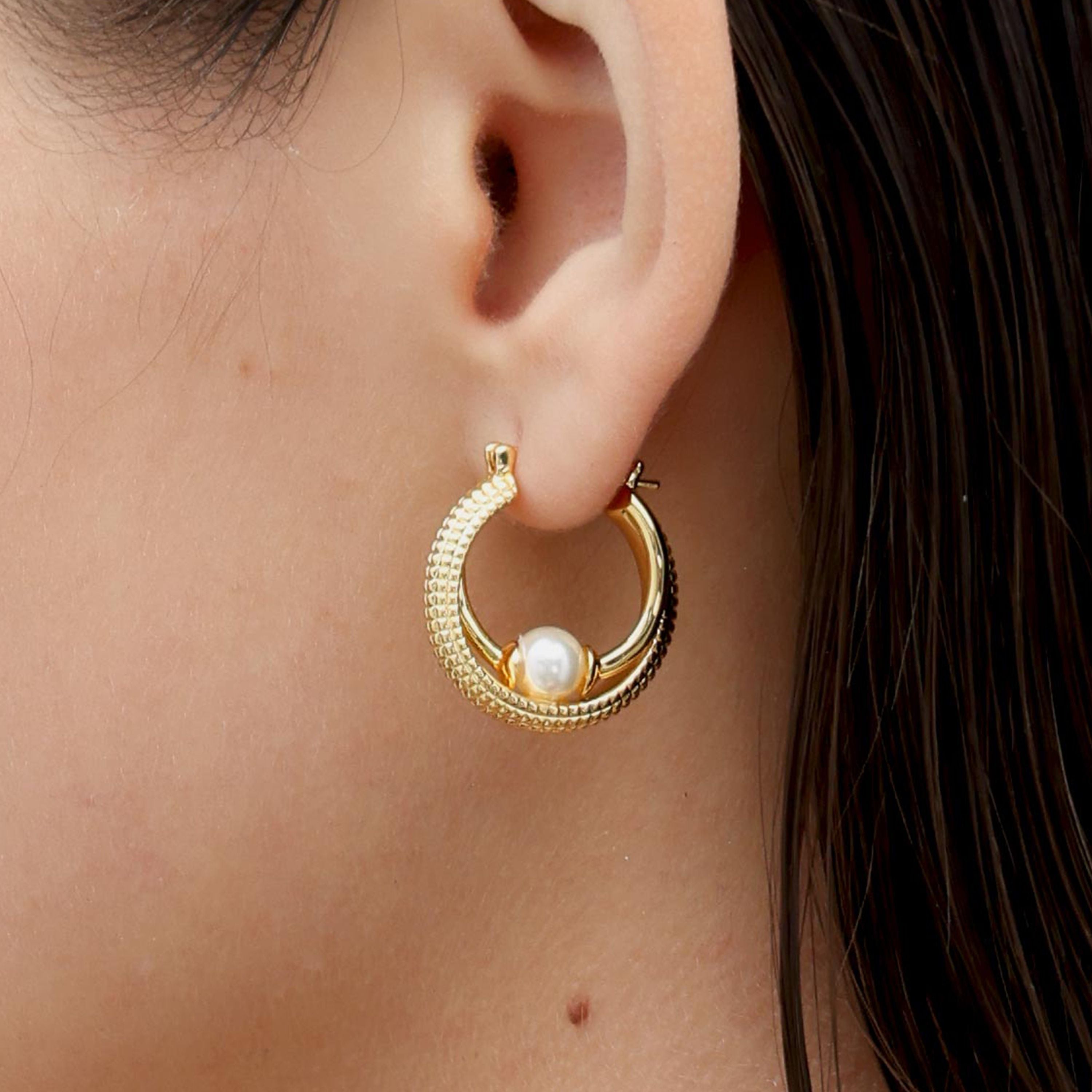 RSNY double pearl earrings - RSNY R2139B 铜镀金/银耳针 约6*22*23mm 钻石纹设计元素/时尚感几何造型/优选精品级贝珠/精致感细节处理
