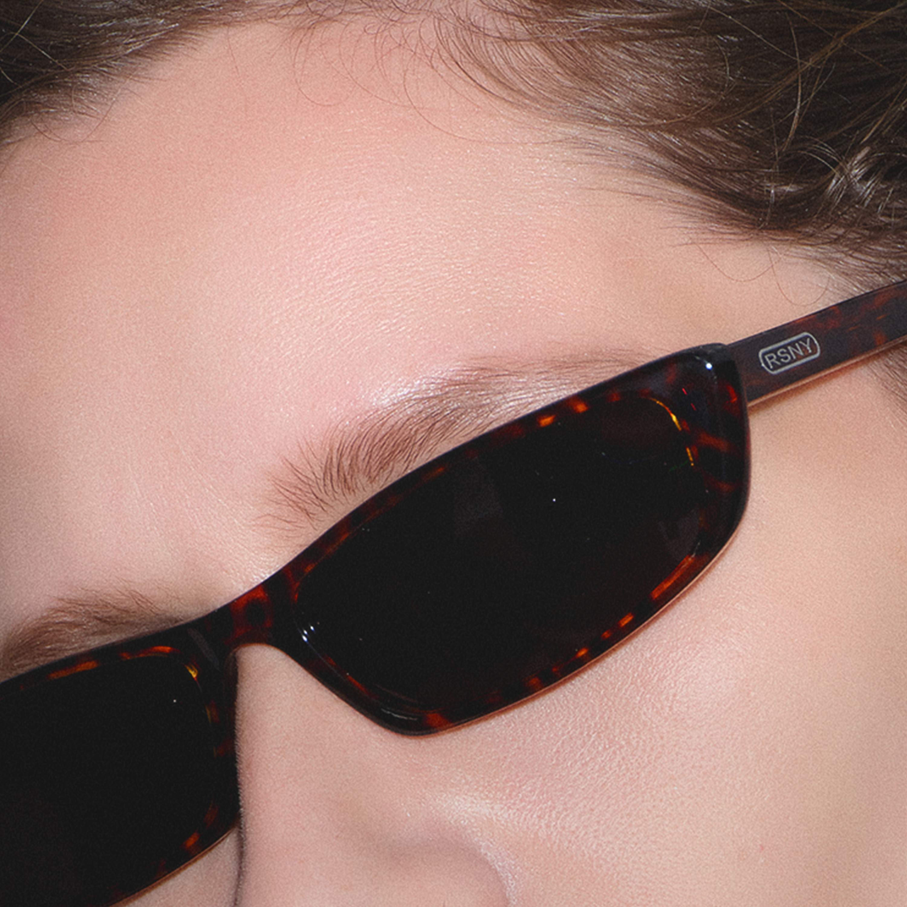 RSNY NP Sharp Blade Sunglasses - RSNY ·MJ0006B · Plate/nylon lenses · Frame width 145mm/temple length 145mm · Lens width 56mm/height 26mm · Unisex blade with extremely narrow frame design/0 touch metal logo/The darling of the top people in the fashion circle/Special black and brown tortoiseshell plate