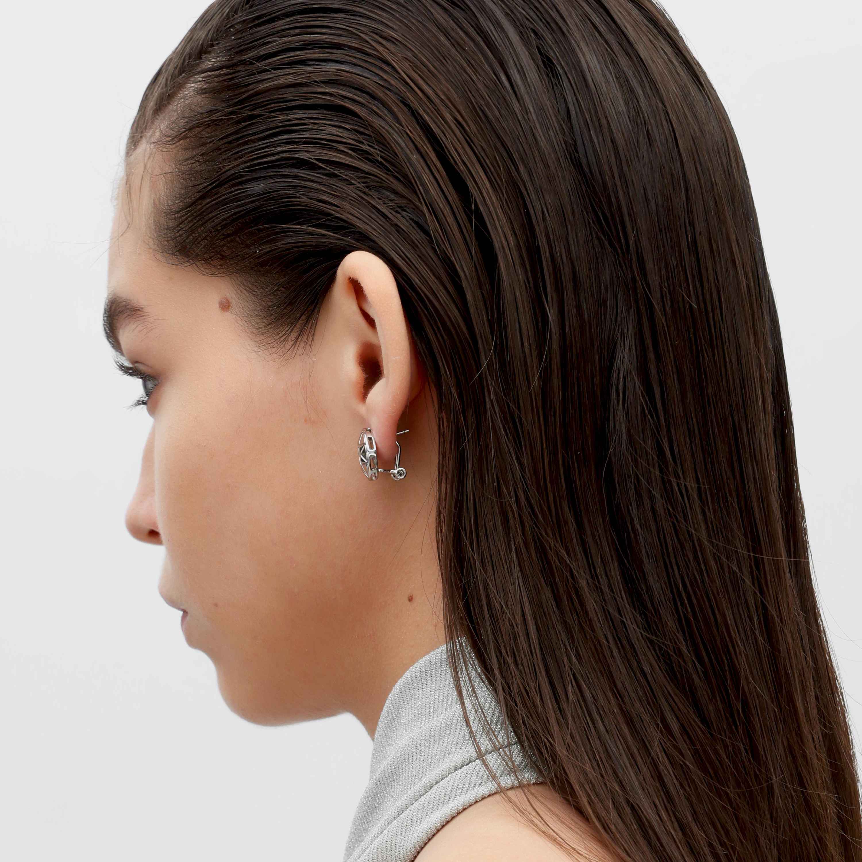 RSNY round diamond stud earrings - RSNY R2117A 铜镀铑/银耳针 约16*16*4mm 钻石型设计元素/半球体几何造型/纯手工镶嵌技艺/精致感细节处理