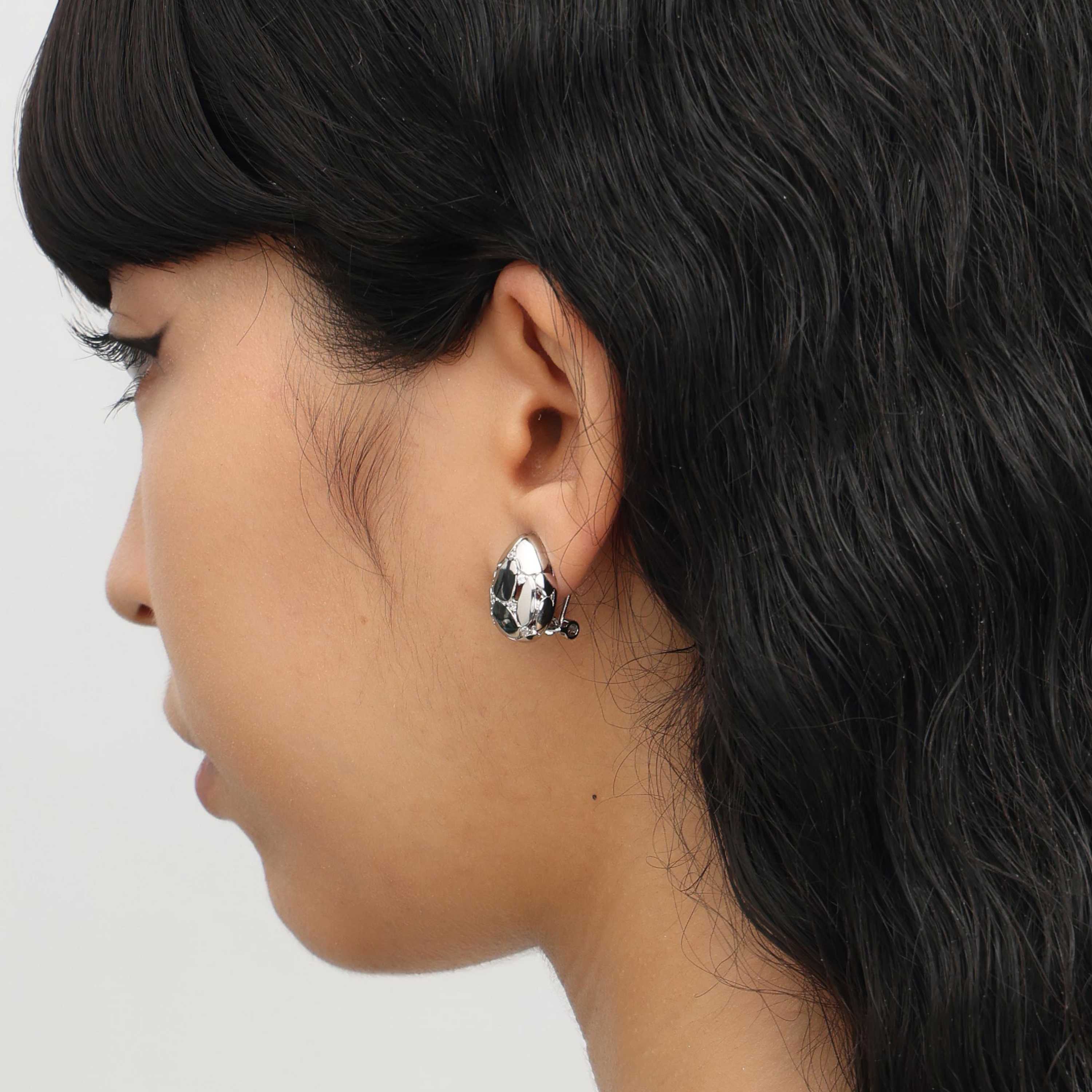 RSNY Diamond Stud Earrings - RSNY R2127A 铜镀铑/银耳针 约14*19*7mm 钻石型设计元素/通勤款几何造型/精致感细节处理/纯手工镶嵌技艺