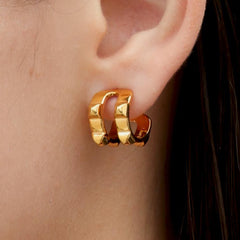 RSNY Diamond Textured Earrings - RSNY R2077B 铜镀金/银耳针 重量:7.2g 约14*12*17mm 钻石级精巧切面/精致感细节处理/时尚感几何造型/镜面级精工抛光/轻量化品牌工艺