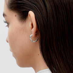 RSNY geometric earrings - RSNY R2091A 铜镀铑/S925银耳针/品牌耳堵 重量:8.4g 约20*6*20mm 几何缠绕感元素/通勤款简约造型/纯银高品质耳针/镜面级精工抛光/轻量化品牌工艺
