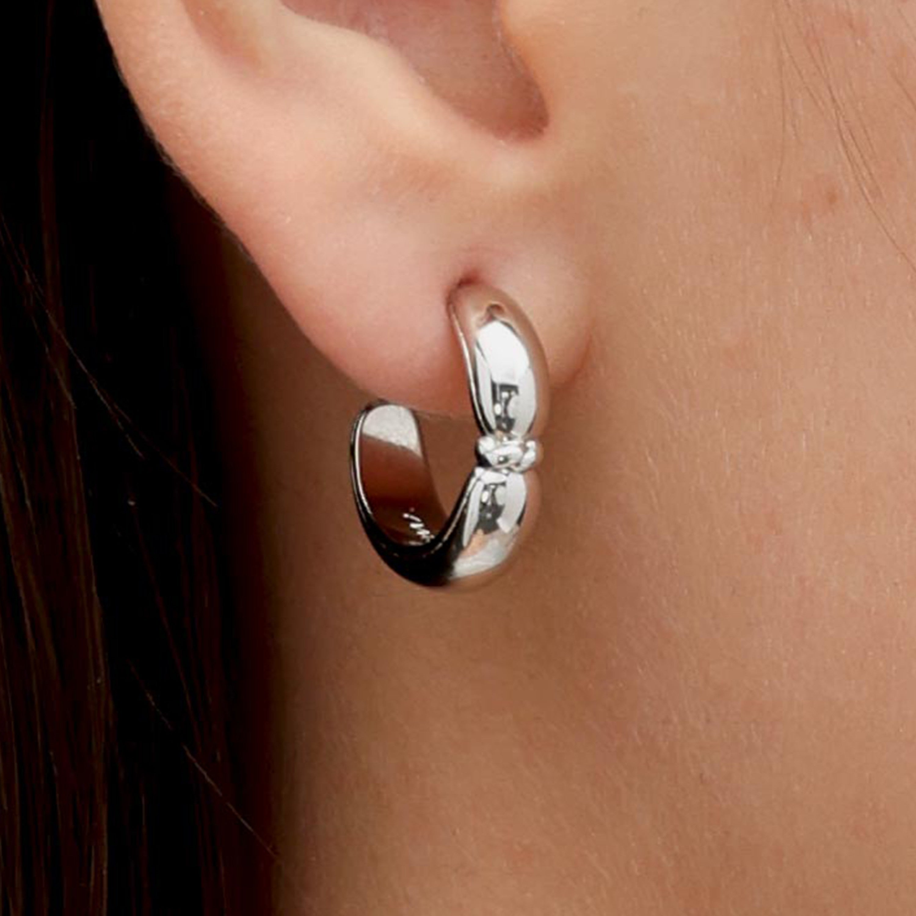 RSNY geometric earrings - RSNY R2091A 铜镀铑/S925银耳针/品牌耳堵 重量:8.4g 约20*6*20mm 几何缠绕感元素/通勤款简约造型/纯银高品质耳针/镜面级精工抛光/轻量化品牌工艺