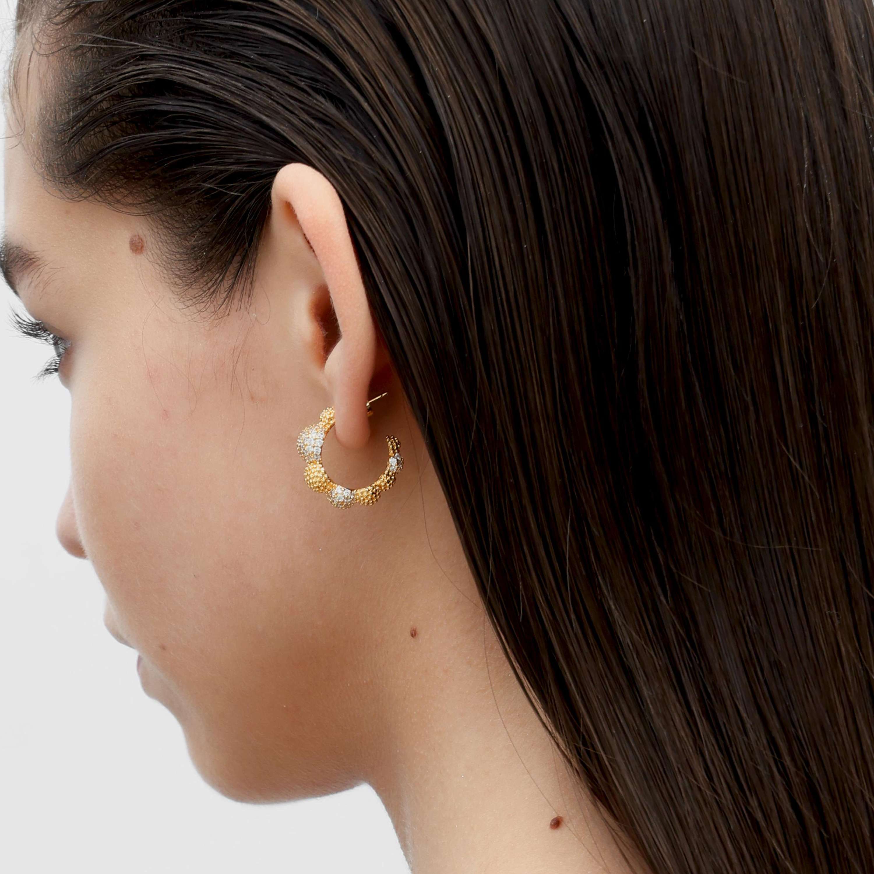 RSNY Shiny Ball Earrings - RSNY R2096B 铜镀金/银耳针 约9*21*22mm 半球体几何造型/纯手工镶嵌技艺/轻量化镂空工艺/纯银高品质耳针