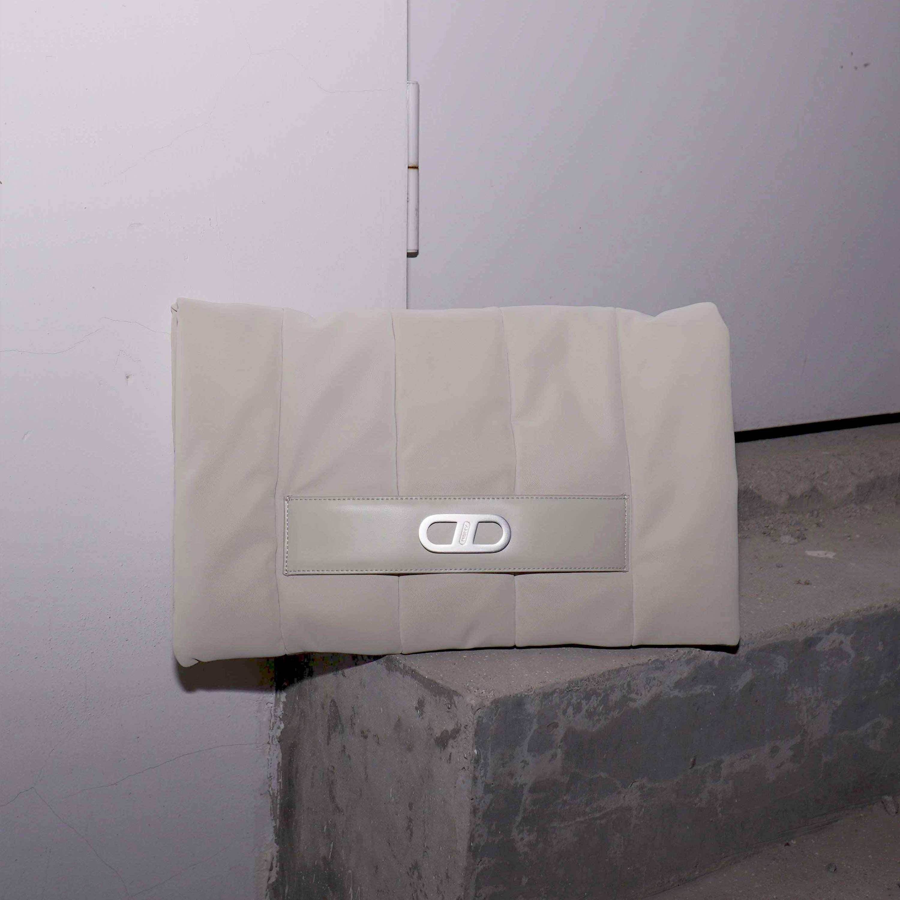 RSNY Nappy Nappy Cloud Clutch Bag - RSNY Length 38 * Width 6 * Height 25cm cow leather, super tactile leather fabric, iconic metal LOGO decoration, main mezzanine, light feel, flip design, genuine leather intervention design