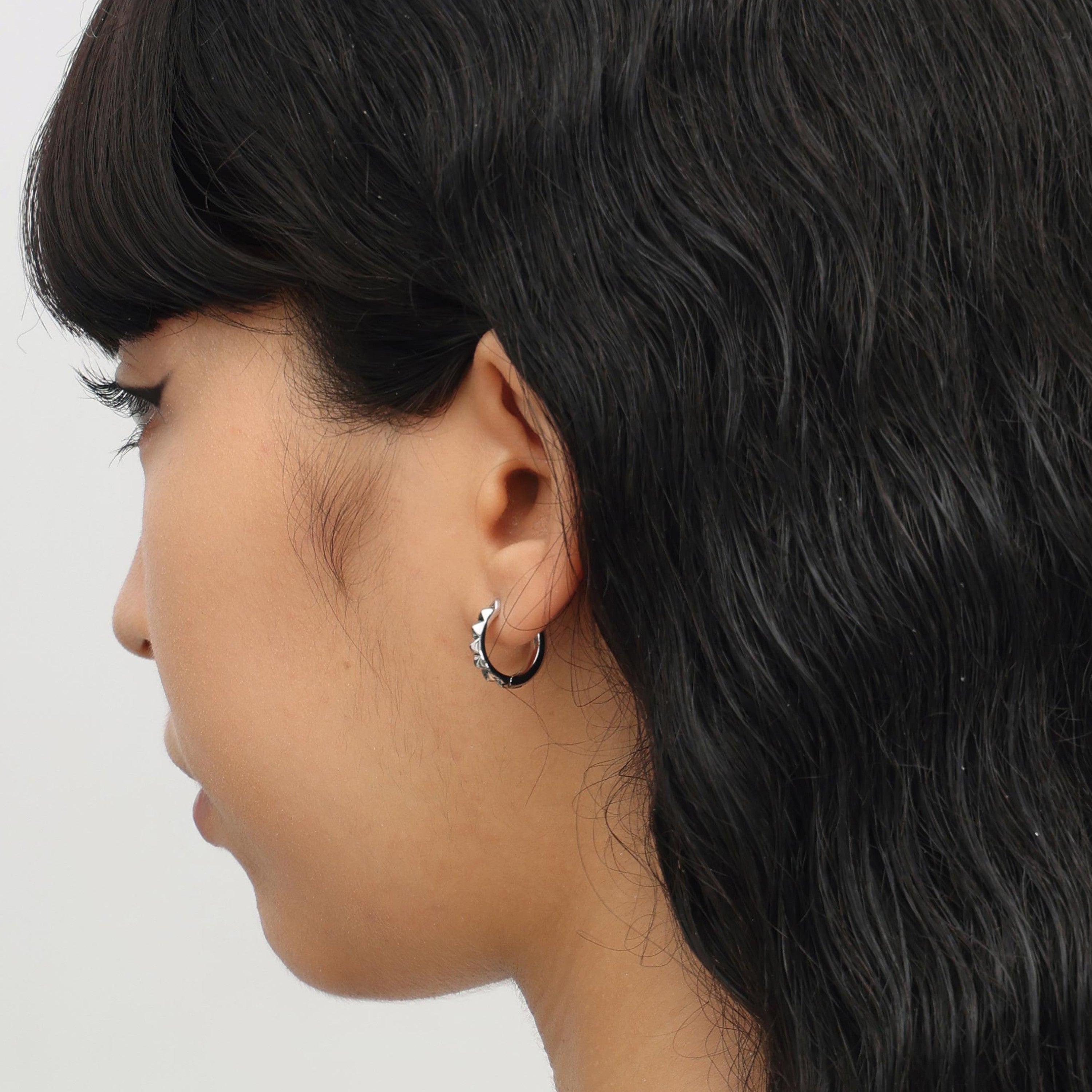 RSNY diamond pattern earrings - RSNY R2024A copper rhodium plating Weight: 3.3g Size: 16 * 3 * 16mm Diamond pattern design elements/horseshoe ring geometric shape/sterling silver high-quality ear needles/mirror-grade precision polishing/lightweight brand craftsmanship