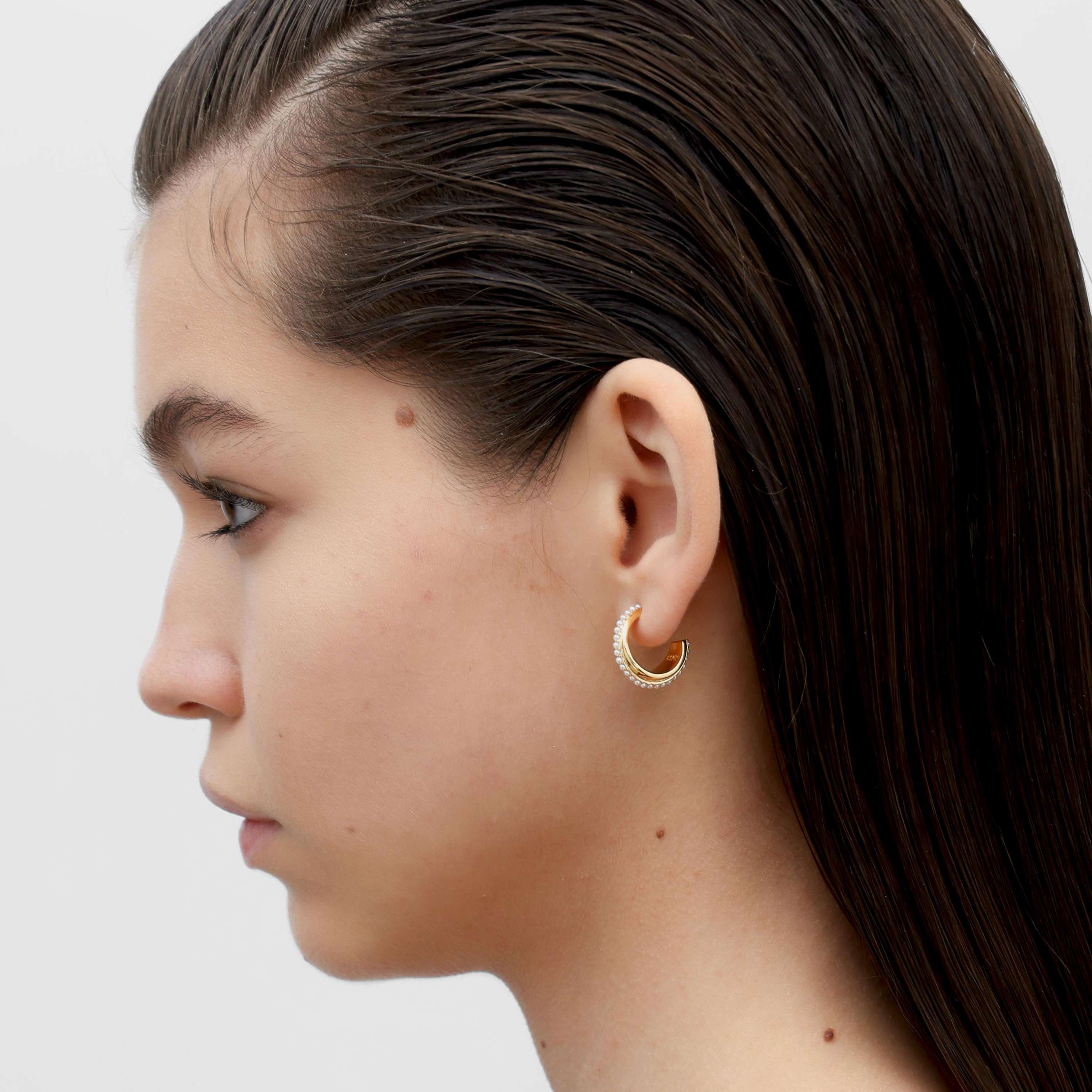 RSNY irregular shape earrings - RSNY R2172B 铜镀金/银耳针 约18*18*8mm 圆环型设计元素/时尚感几何造型/优选精品级贝珠/精致感细节处理