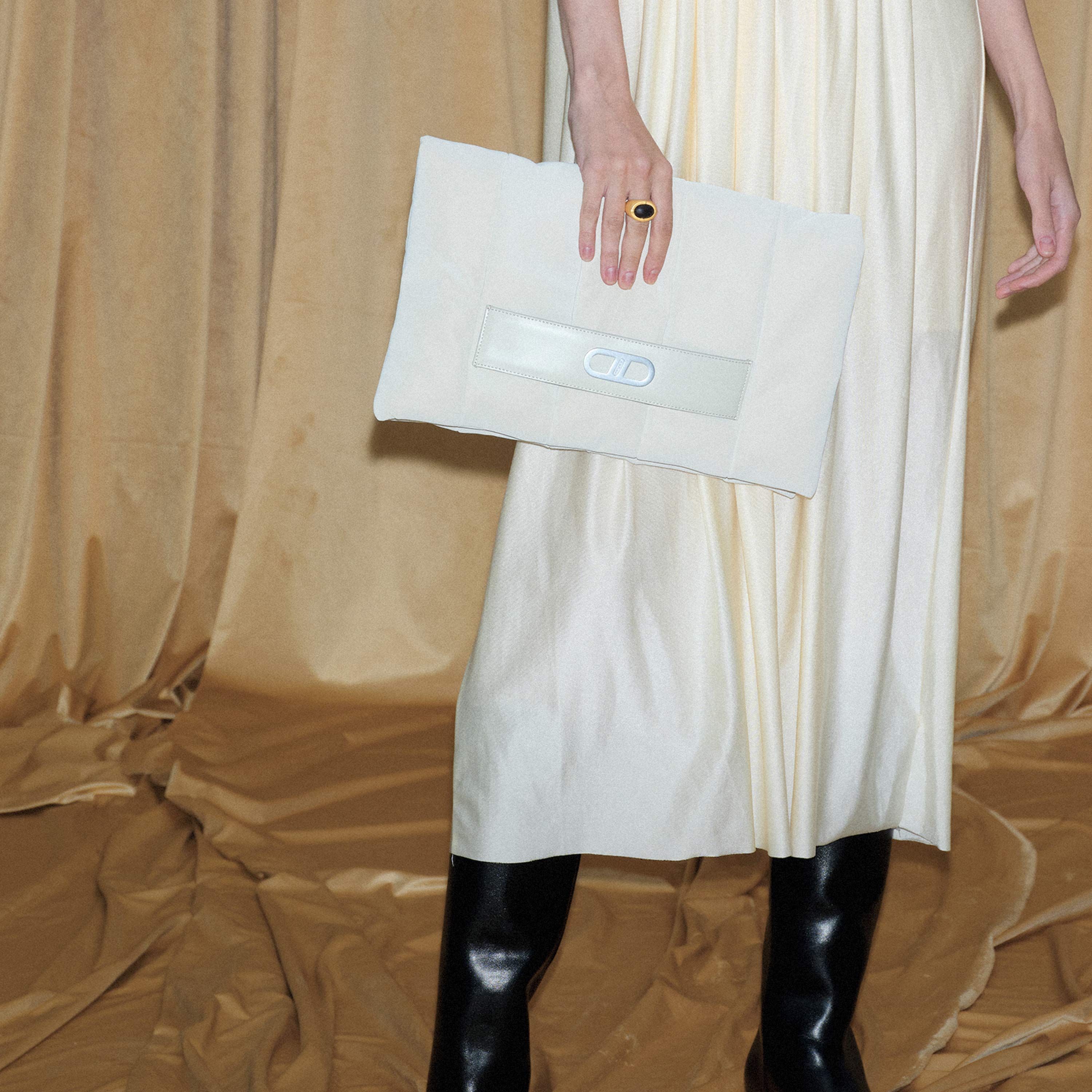 RSNY Nappy Nappy Cloud Clutch Bag - RSNY Length 38 * Width 6 * Height 25cm cow leather, super tactile leather fabric, iconic metal LOGO decoration, main mezzanine, light feel, flip design, genuine leather intervention design