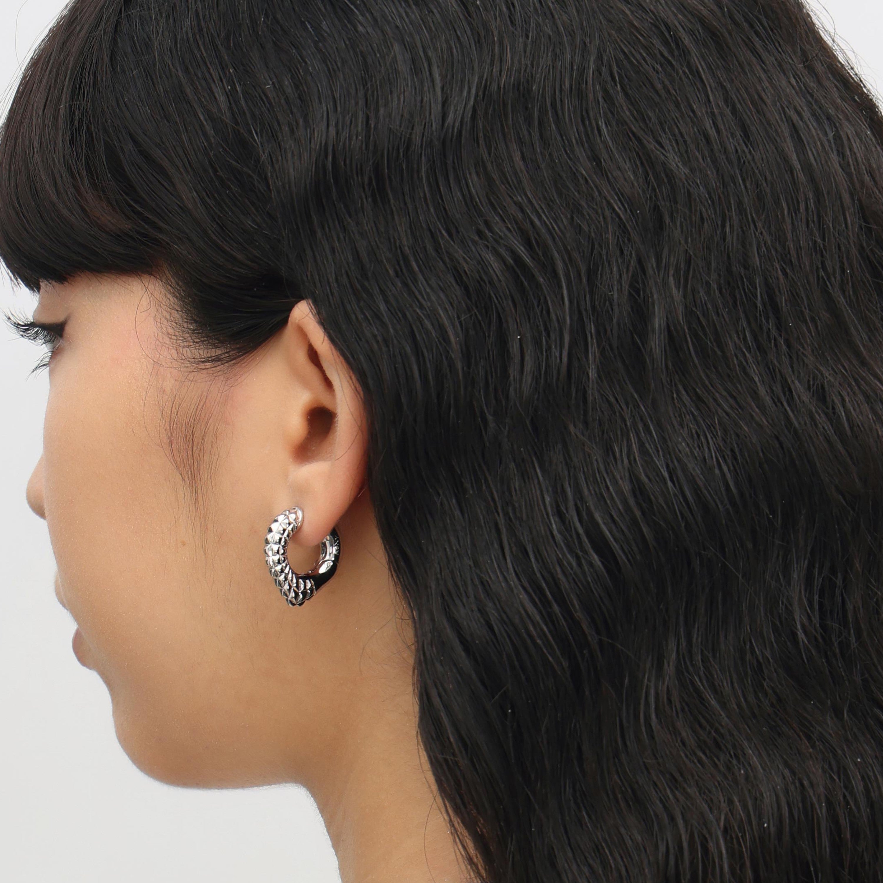 RSNY geometric shaped earrings - RSNY R2051A copper rhodium plating Weight: 13.6g Size: 22 * 7 * 24mm Diamond pattern design elements/exquisite detail processing/mirror-grade Seiko polishing/fashionable geometric modeling/lightweight brand craftsmanship