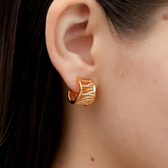 RSNY simple line earrings - RSNY R2124B 铜镀金/银耳针 约12*16*16mm 几何缠绕感元素/通勤款几何造型/镜面级精工抛光/轻量化品牌工艺