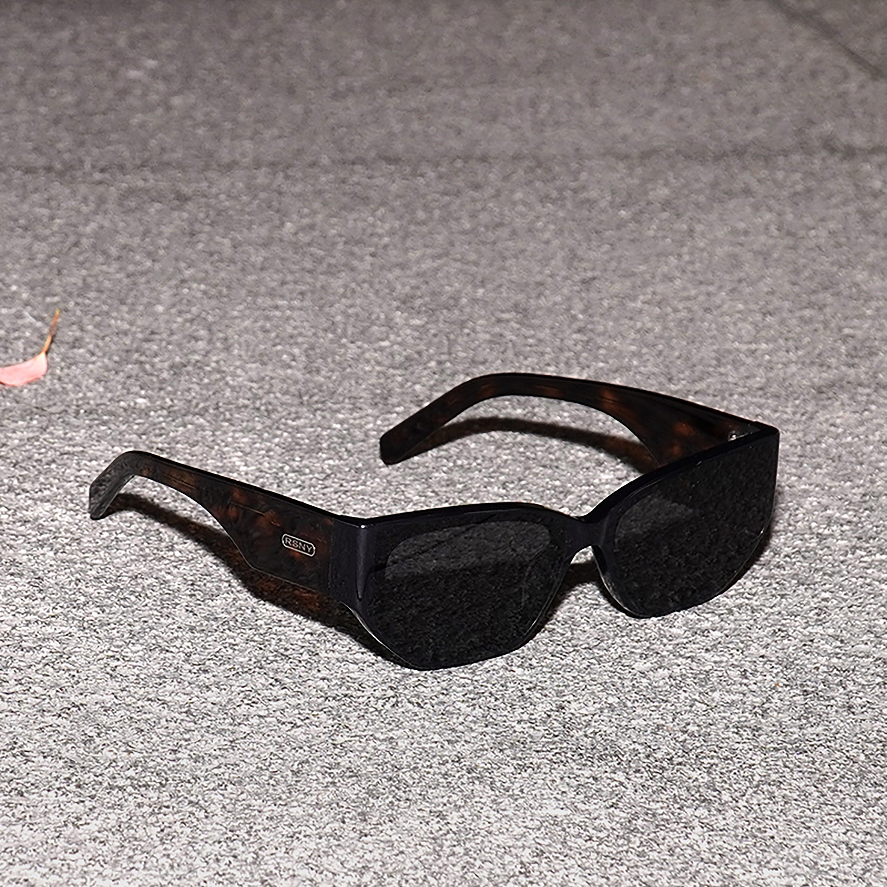 RSNY Grande SQUARE Sunglasses - RSNY ·MJ0013A · Plate/nylon lenses · Frame width 145.3mm/temple length 145mm Lens width 62.5mm/height 42.5mm · Unisex flat embedded square frame design/0 touch metal logo/Wide temple is more comfortable to wear/Black frame and tortoiseshell pattern temple mix and match color matching