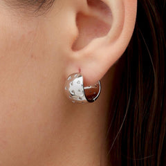 RSNY Geometric Earrings - RSNY R2130A 铜镀铑/银耳针 约11*13*15mm 钻石型设计元素/通勤款几何造型/精致感细节处理/纯手工镶嵌技艺