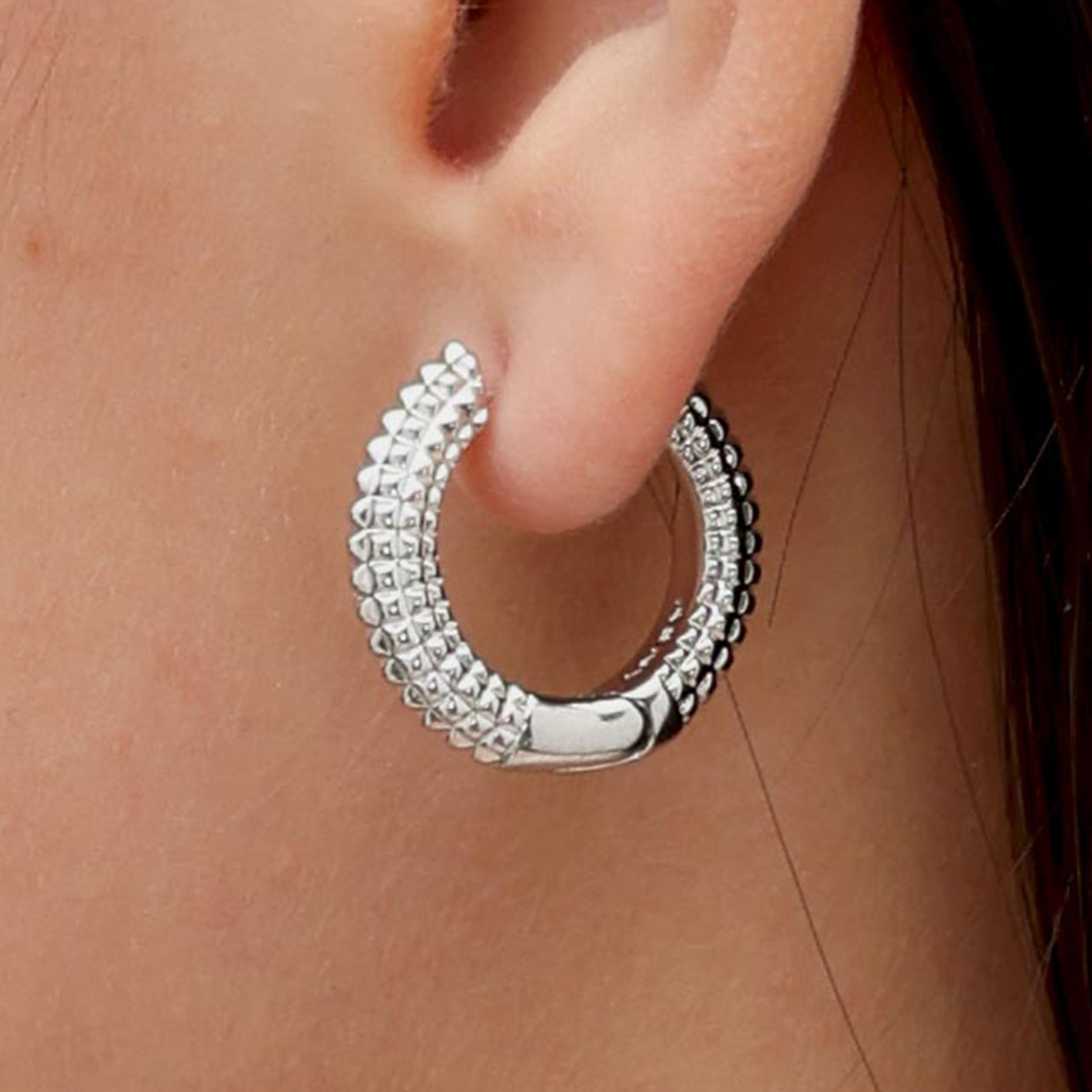 RSNY Diamond Textured Earrings - RSNY R2020A 铜镀铑/S925银耳针(限纯银款） 重量:11.8g 约21*5*23mm 钻石纹设计元素/精致感细节处理/镜面级精工抛光/纯银高品质耳针/轻量化品牌工艺