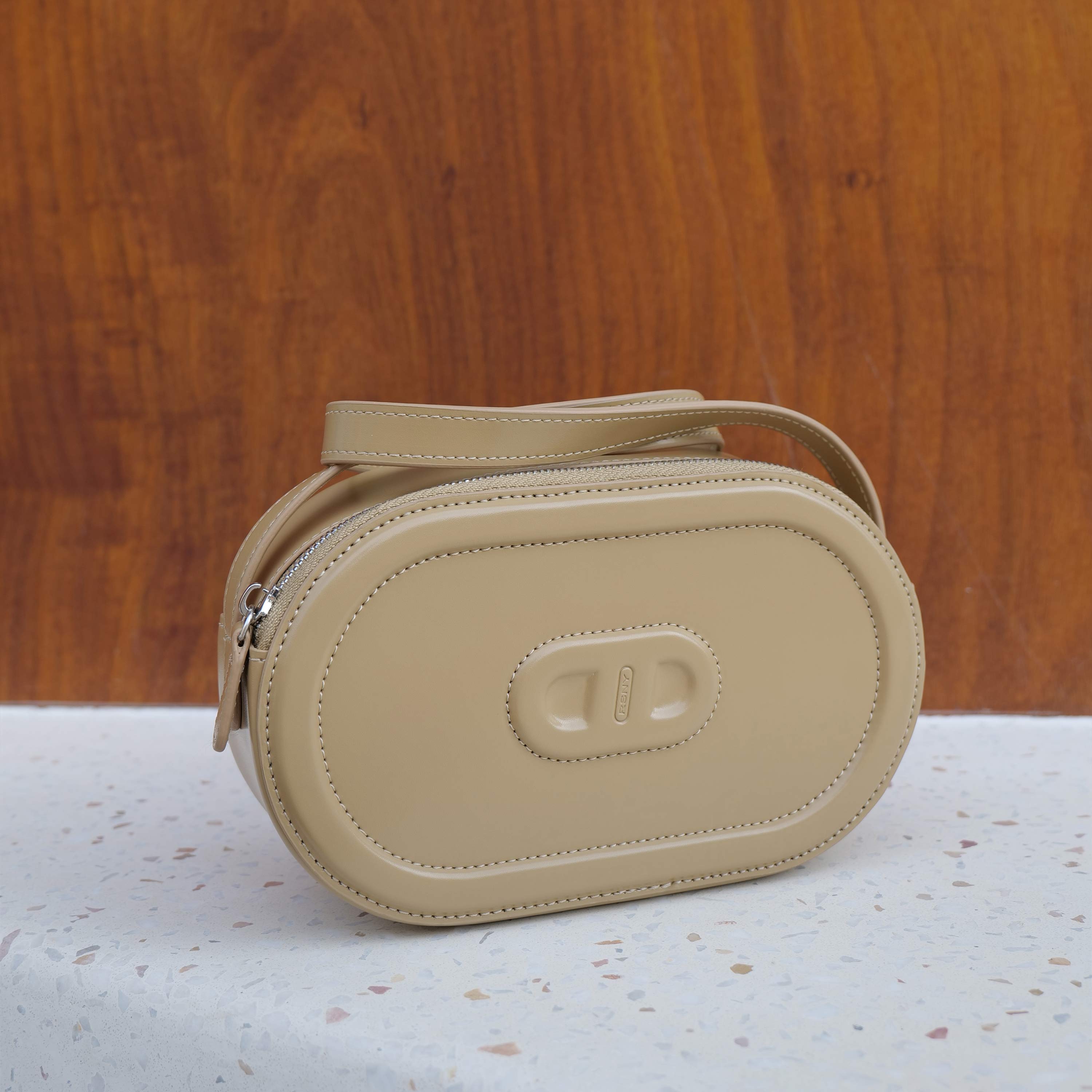 RSNY Oval Loop Pig Nose Shoulder Bag - Milk Tea Color - RSNY Length 20.5 * Width 6 * Height 12cm Shoulder strap 110cm net size Round, cow leather, quilted, front concave embossed logo, top zipper, main interlayer, shoulder.