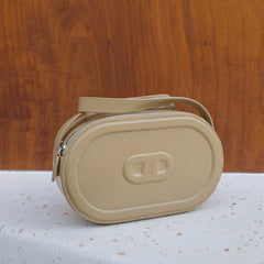 RSNY Oval Loop Pig Nose Shoulder Bag - Milk Tea Color - RSNY Length 20.5 * Width 6 * Height 12cm Shoulder strap 110cm net size Round, cow leather, quilted, front concave embossed logo, top zipper, main interlayer, shoulder.