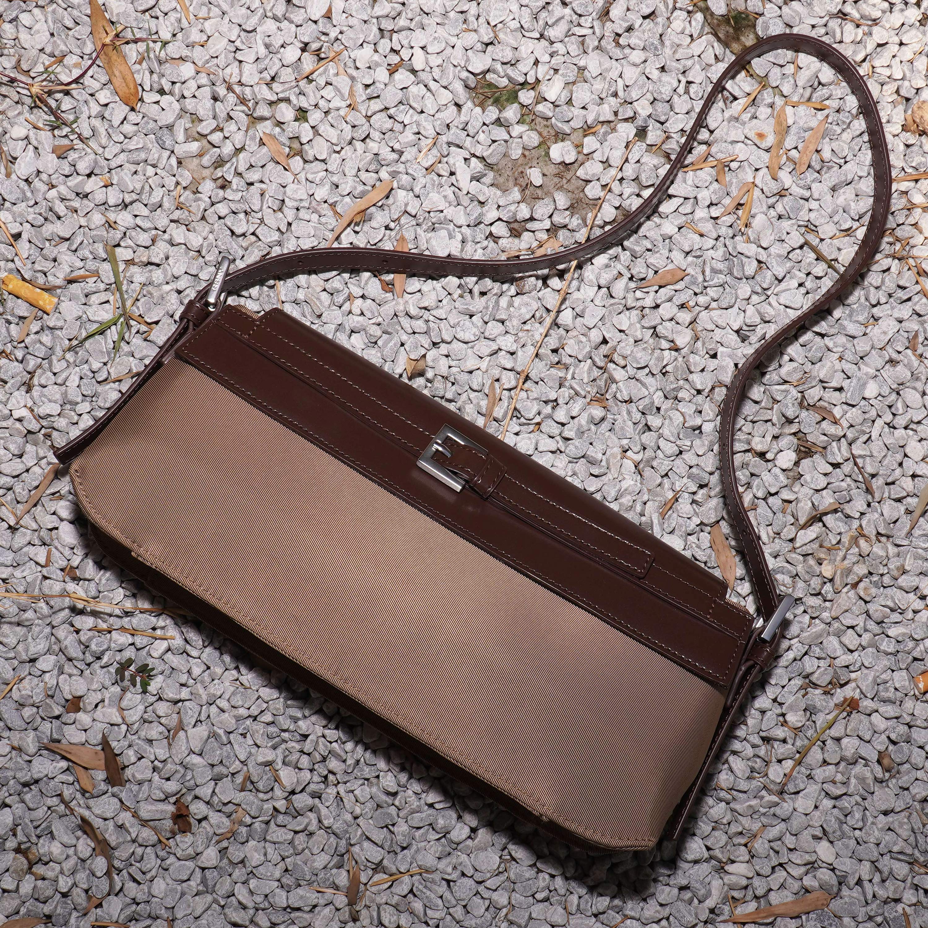 RSNY Urban Flex Baguette - Small - RSNY Length 31 * Width 6 * Height 14cm Shoulder strap 92cm net size waterproof trench coat fabric, cocoa brown calf leather, Helena leather fabric, signature belt buckle, hidden magnetic buckle, main interlayer, adjustable shoulder strap (shoulder back, armpit, oblique span).