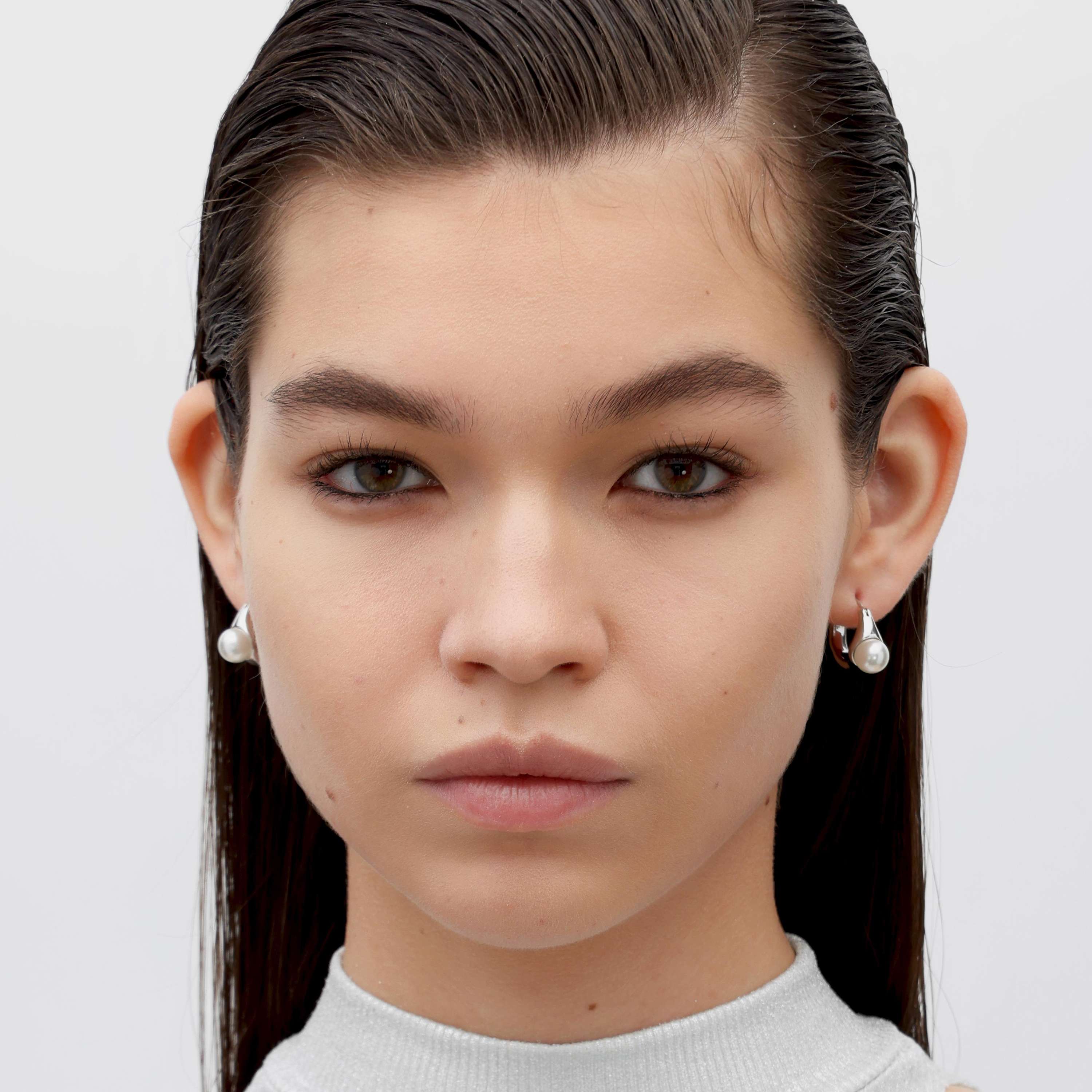 RSNY irregular pearl earrings - RSNY R2150A 铜镀铑/银耳针 约9*18*25mm 不规则设计元素/时尚感几何造型/优选精品级贝珠/精致感细节处理