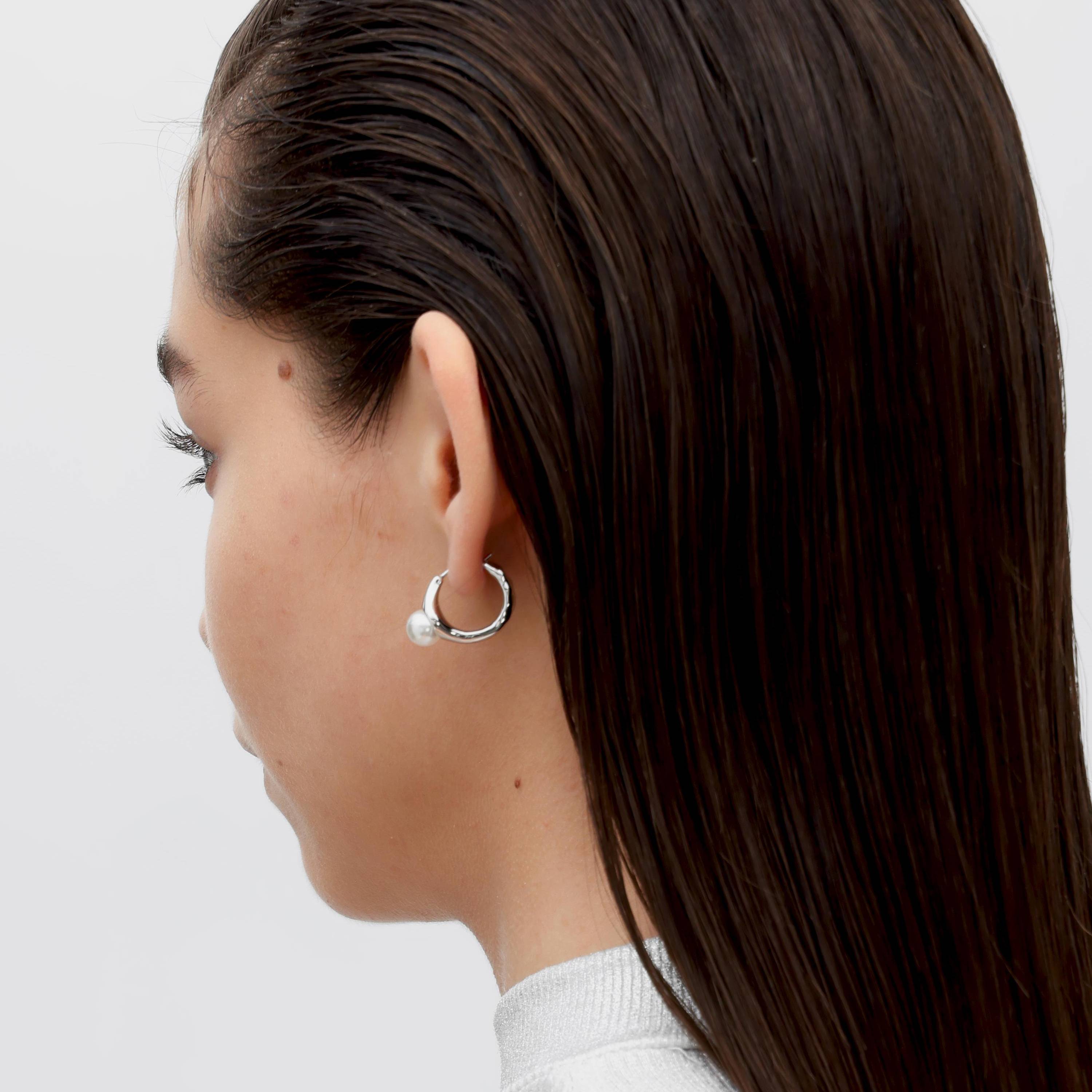 RSNY irregular pearl earrings - RSNY R2150A 铜镀铑/银耳针 约9*18*25mm 不规则设计元素/时尚感几何造型/优选精品级贝珠/精致感细节处理