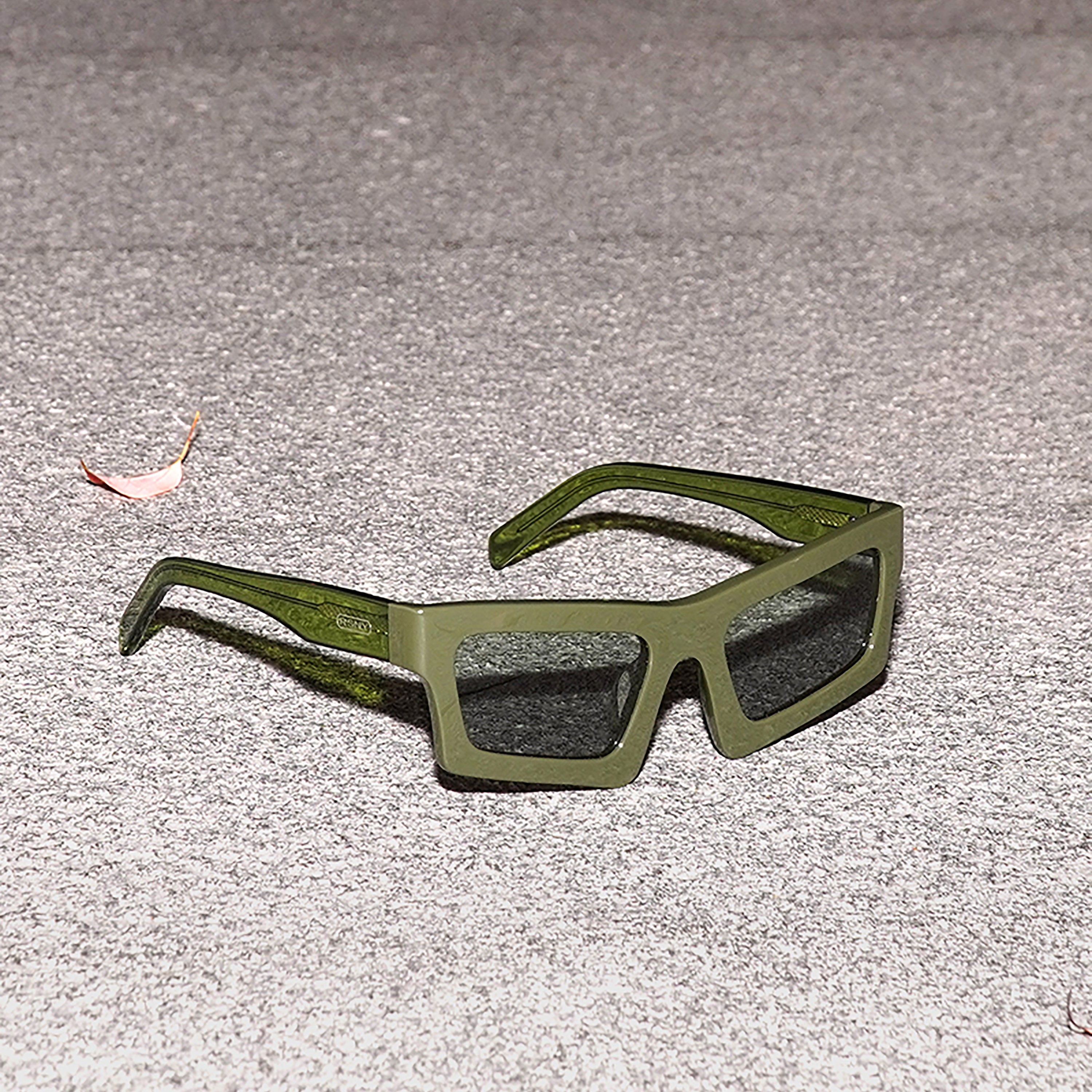 RSNY Glam SQUARE Sunglasses - RSNY ·MJ0012C · Plate/nylon lenses · Frame width 145.6mm/temple length 145mm · Lens width 53mm/height 36.9mm · Unisex attractive geometric square frame design/0 touch metal logo/bold frame for more visual focus/tea green frame and transparent green temple mix and match color matching
