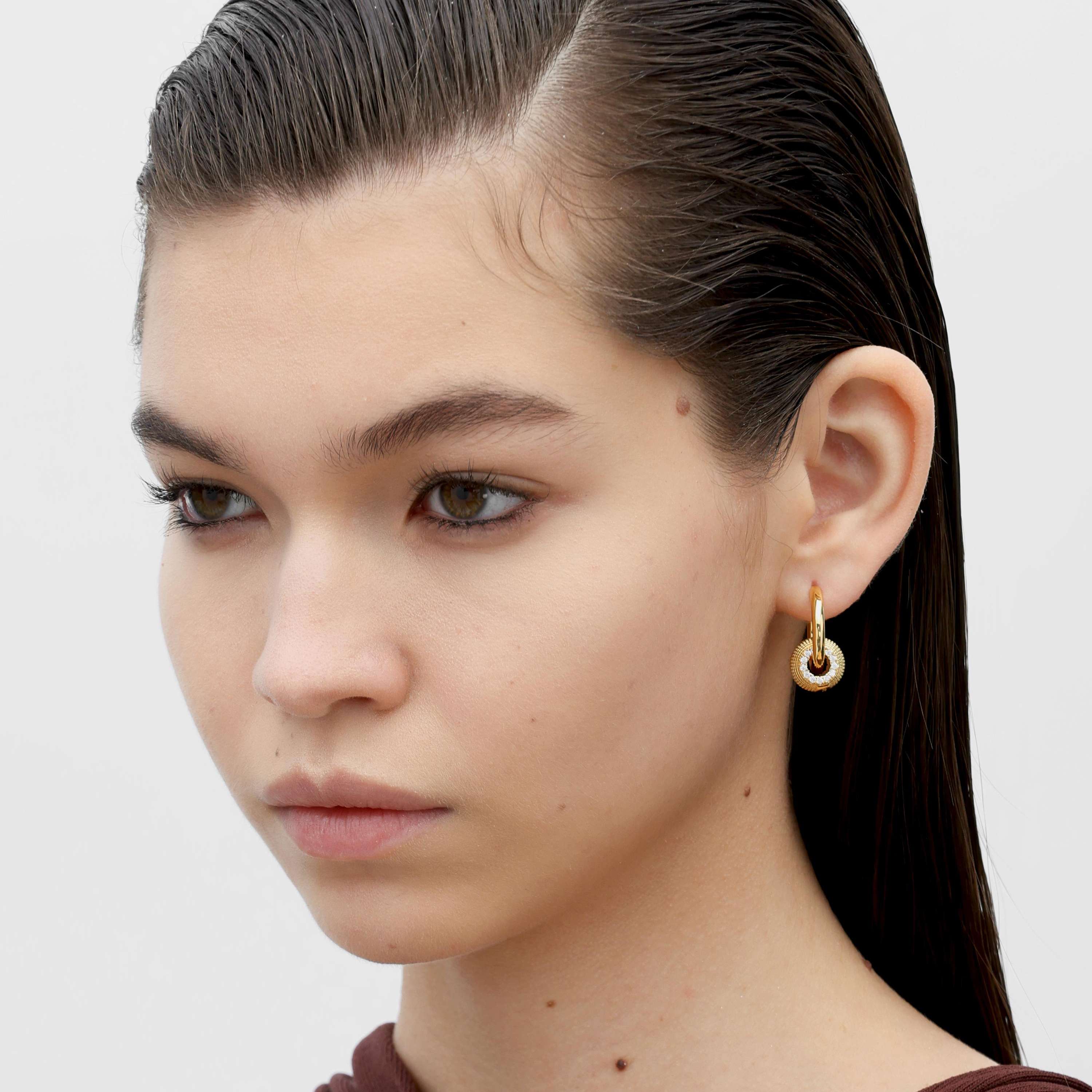 RSNY Diamond Textured Earrings - RSNY R2157B 铜镀金/银耳针 约13*20*24mm 波点型设计元素/时尚感几何造型/纯银高品质耳针/精致感细节处理