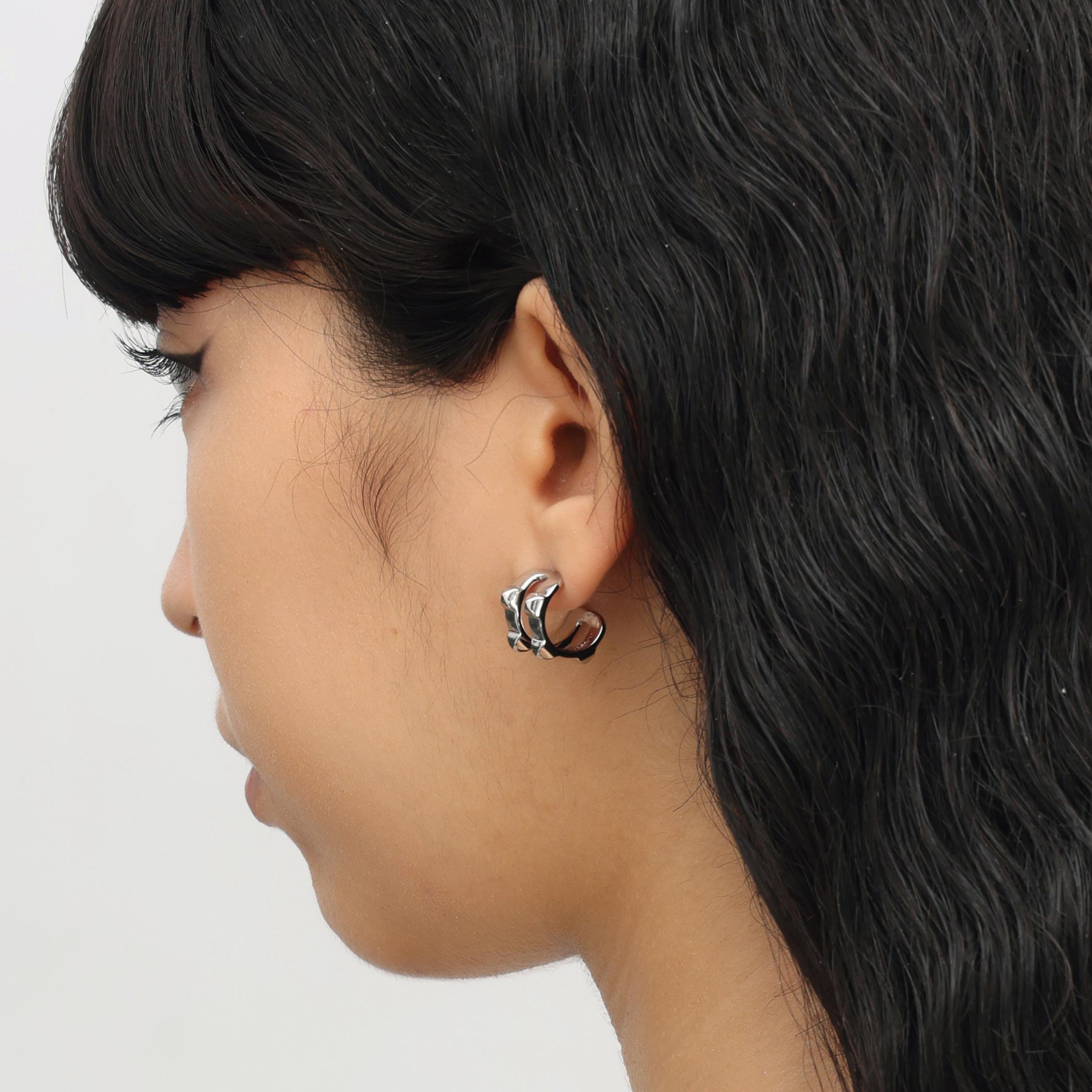 RSNY Diamond Textured Earrings - RSNY R2077A copper rhodium plating Weight: 7.2g Size: 14 * 12 * 17mm Diamond-grade delicate cut/exquisite detail processing/fashionable geometric modeling/mirror-grade Seiko polishing/lightweight brand craftsmanship