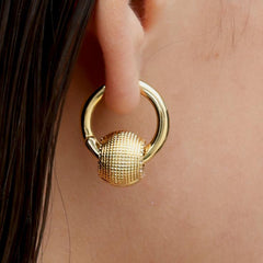 RSNY Diamond Textured Earrings - RSNY R2157B 铜镀金/银耳针 约13*20*24mm 波点型设计元素/时尚感几何造型/纯银高品质耳针/精致感细节处理