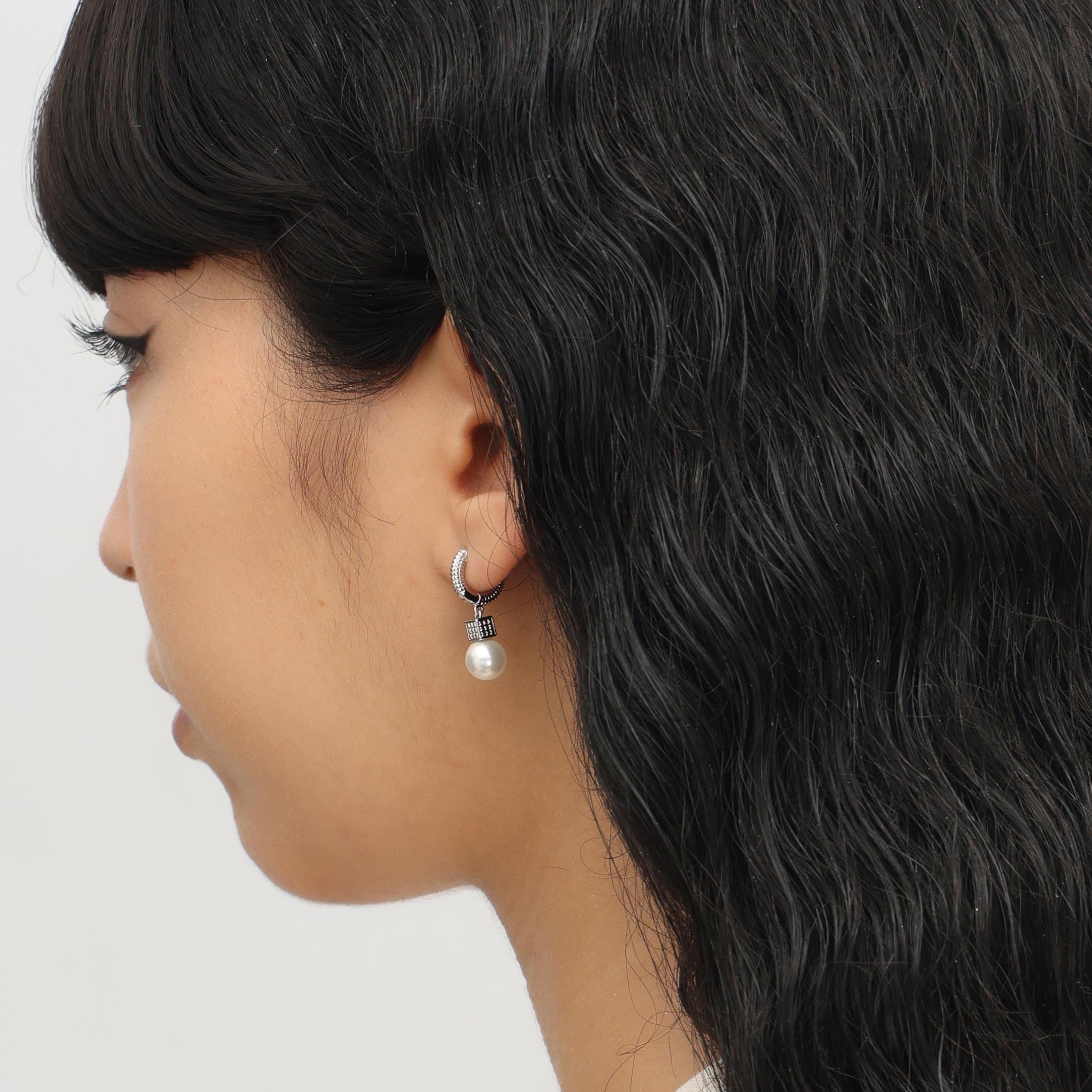 RSNY diamond pattern pearl earrings - RSNY R2065A Rhodium copper plating/beads Weight: 4.5g Size: 12 * 8 * 25mm Diamond pattern design elements/preferred boutique beads/sterling silver high-quality ear needles/mirror-grade precision polishing/lightweight brand craftsmanship
