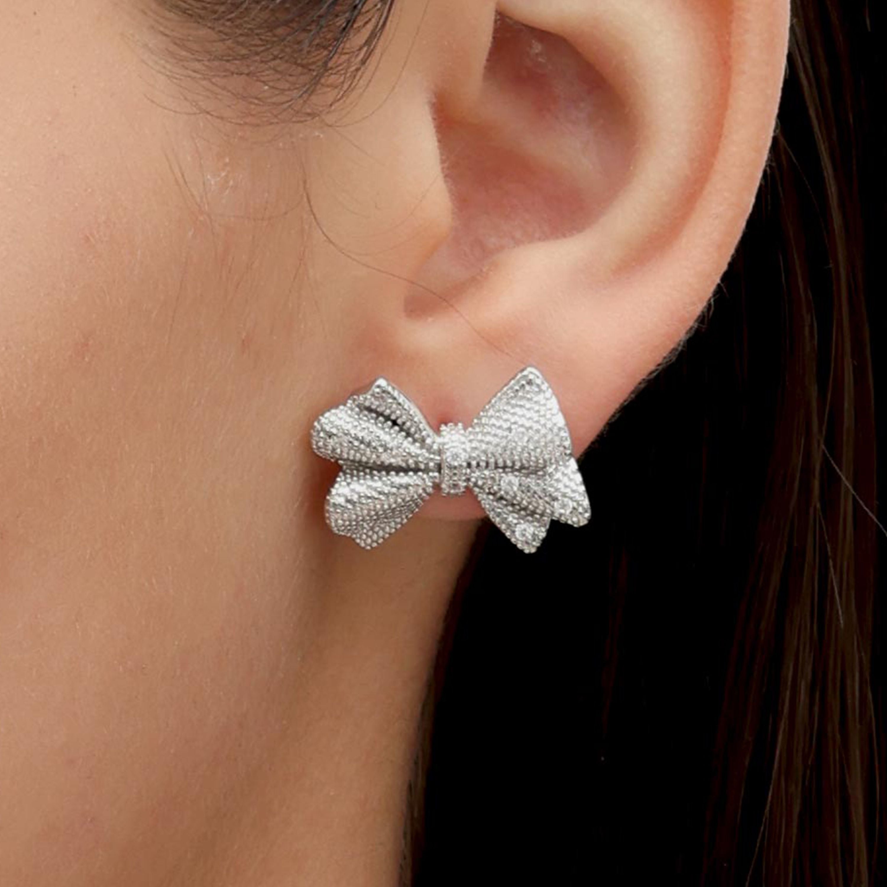 RSNY shiny bow stud earrings - RSNY R2183A 铜镀铑/银耳针 约22*16*6mm 波纹感设计元素/蝴蝶结立体造型/纯手工精雕工艺/精致感细节处理