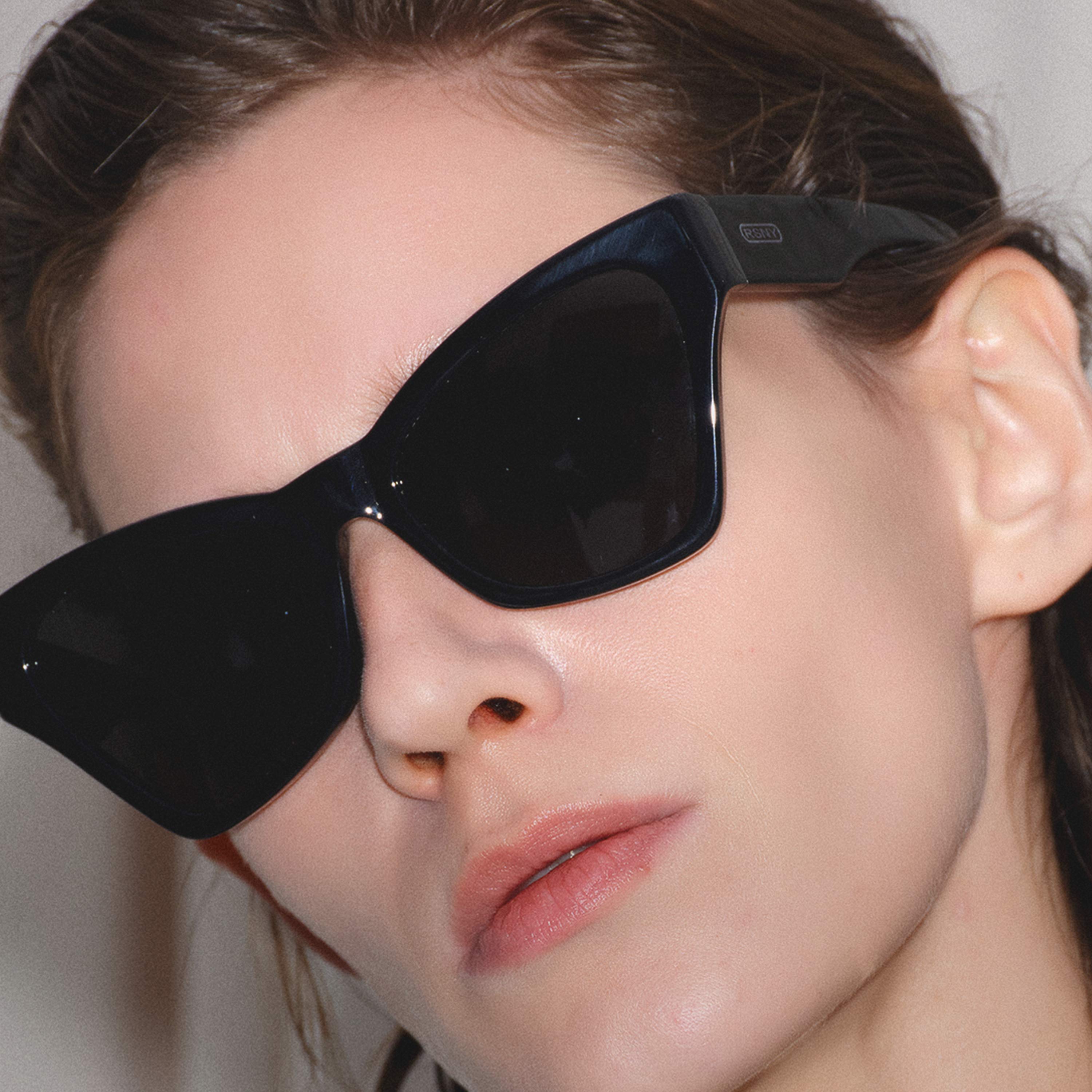RSNY Square OVAL Butterfly Sunglasses - RSNY ·MJ0015A · Plate/nylon lenses · Frame width 145.7mm/temple length 145mm · Lens width 55mm/height 44.7mm Unisex butterfly wings exaggerated design/0 touch metal logo/20% upward line to increase fashion/elegant black high-quality board