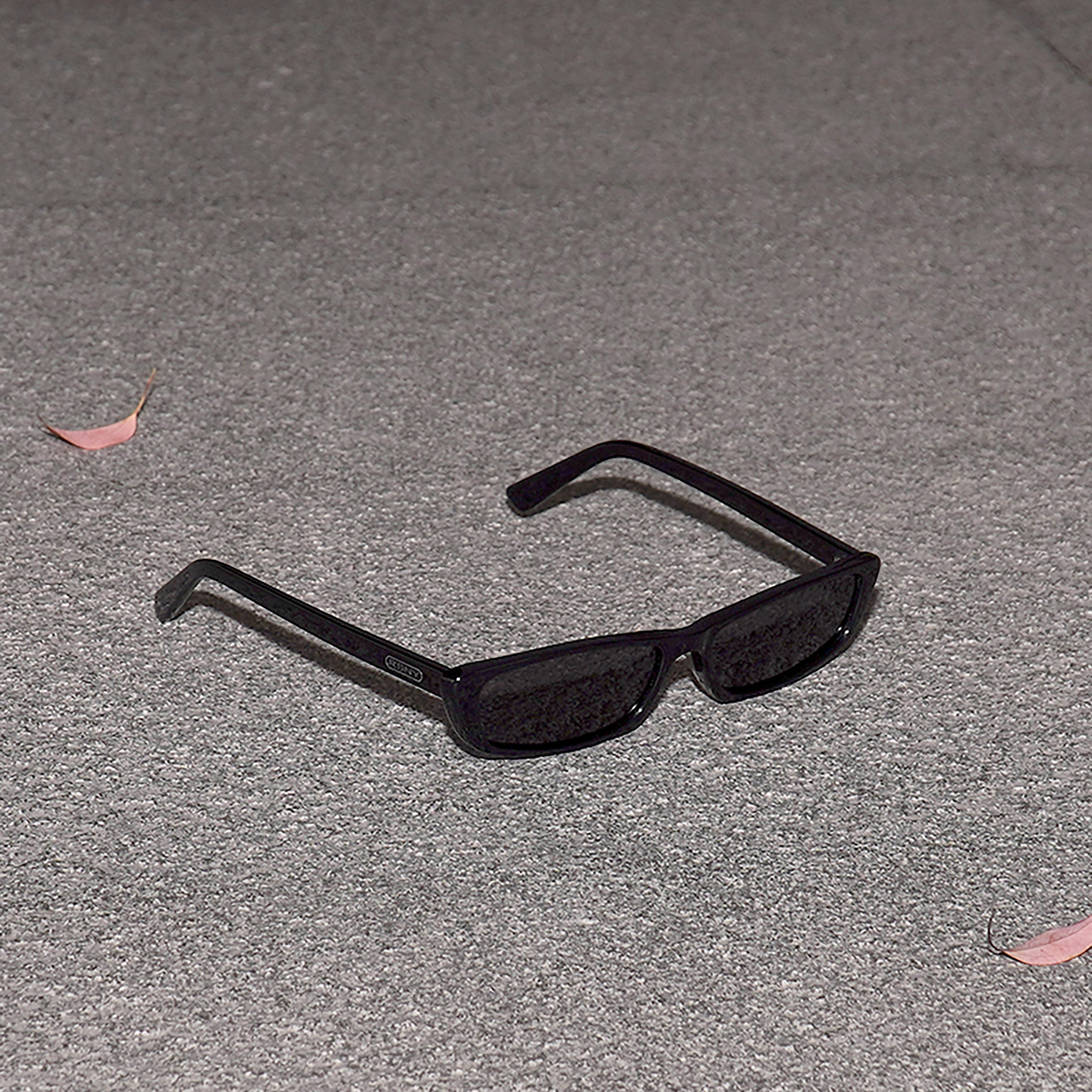RSNY NP Sharp Blade Sunglasses - RSNY ·MJ0006A · Plate/nylon lenses · Frame width 145mm/temple length 145mm · Lens width 56mm/height 26mm · Unisex blade with extremely narrow frame design/0 touch metal logo/The darling of the top people in the fashion circle