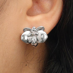 RSNY orchid stud earrings - RSNY R2114A 铜镀铑/银耳针 约20*17*7mm 优雅感花朵元素/时尚感几何造型/纯银高品质耳针/纯手工精雕工艺