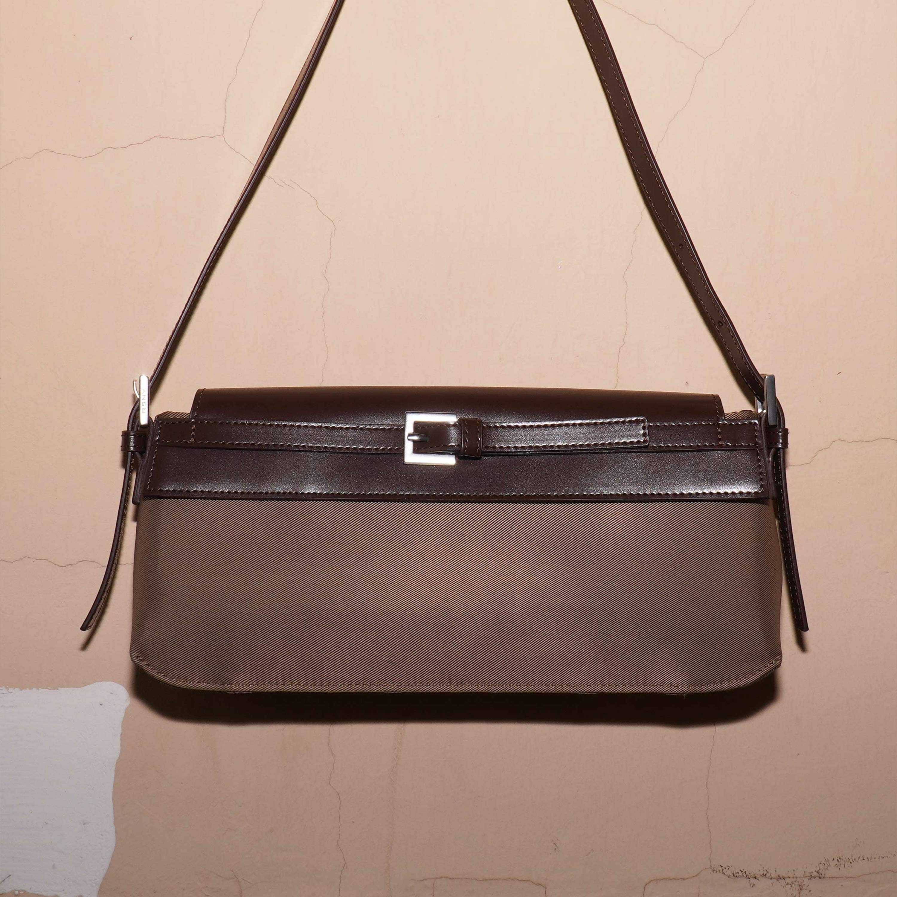 RSNY Urban Flex Baguette - Small - RSNY Length 31 * Width 6 * Height 14cm Shoulder strap 92cm net size waterproof trench coat fabric, cocoa brown calf leather, Helena leather fabric, signature belt buckle, hidden magnetic buckle, main interlayer, adjustable shoulder strap (shoulder back, armpit, oblique span).