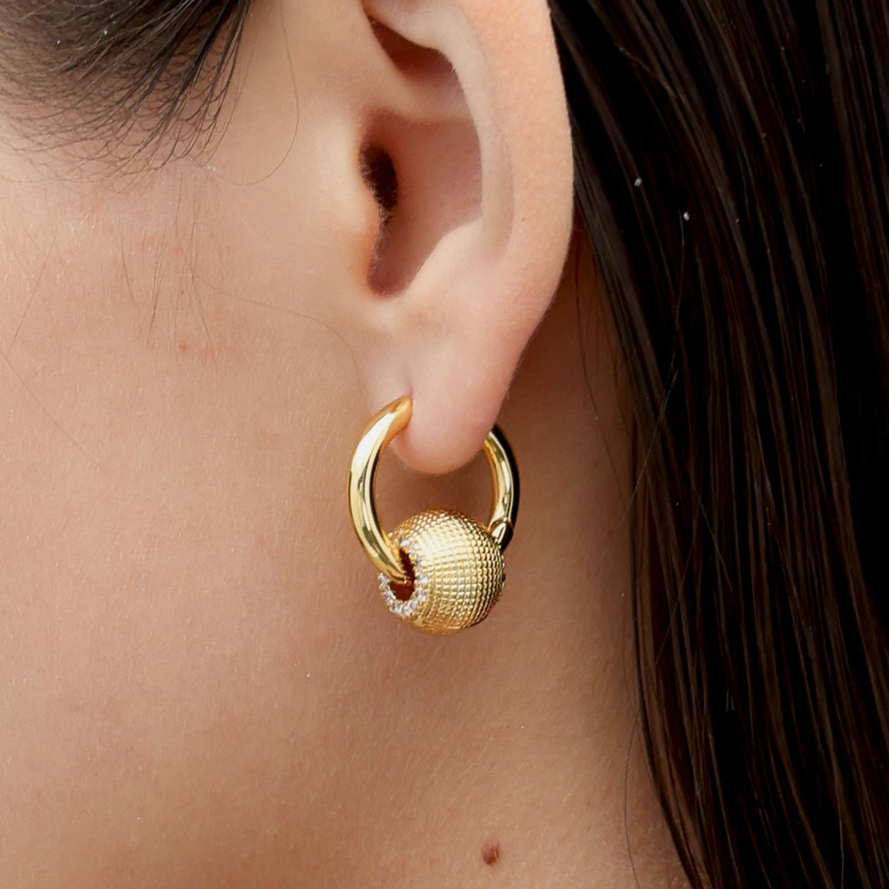 RSNY Diamond Textured Earrings - RSNY R2157B 铜镀金/银耳针 约13*20*24mm 波点型设计元素/时尚感几何造型/纯银高品质耳针/精致感细节处理