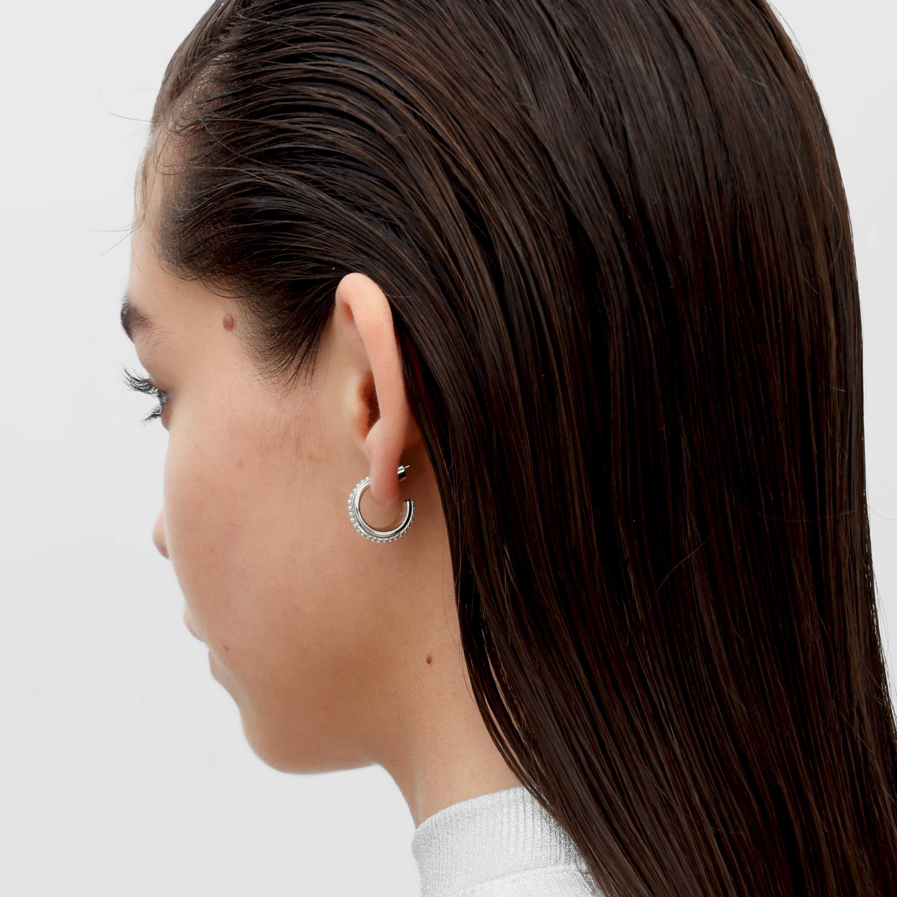 RSNY irregular shape earrings - RSNY R2172A 铜镀铑/银耳针 约18*18*8mm 圆环型设计元素/时尚感几何造型/优选精品级贝珠/精致感细节处理